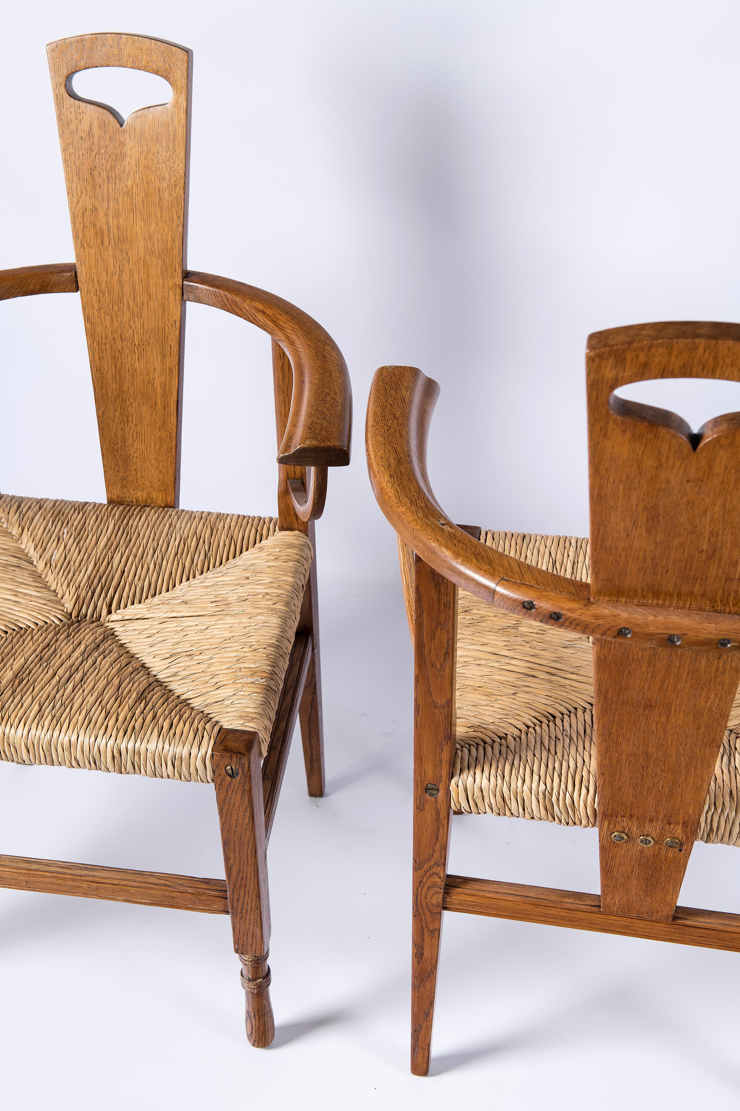 Paar Sessel aus Eichenholz, George Walton zugeschrieben, Schottland, um 1890 (Arts and Crafts) im Angebot