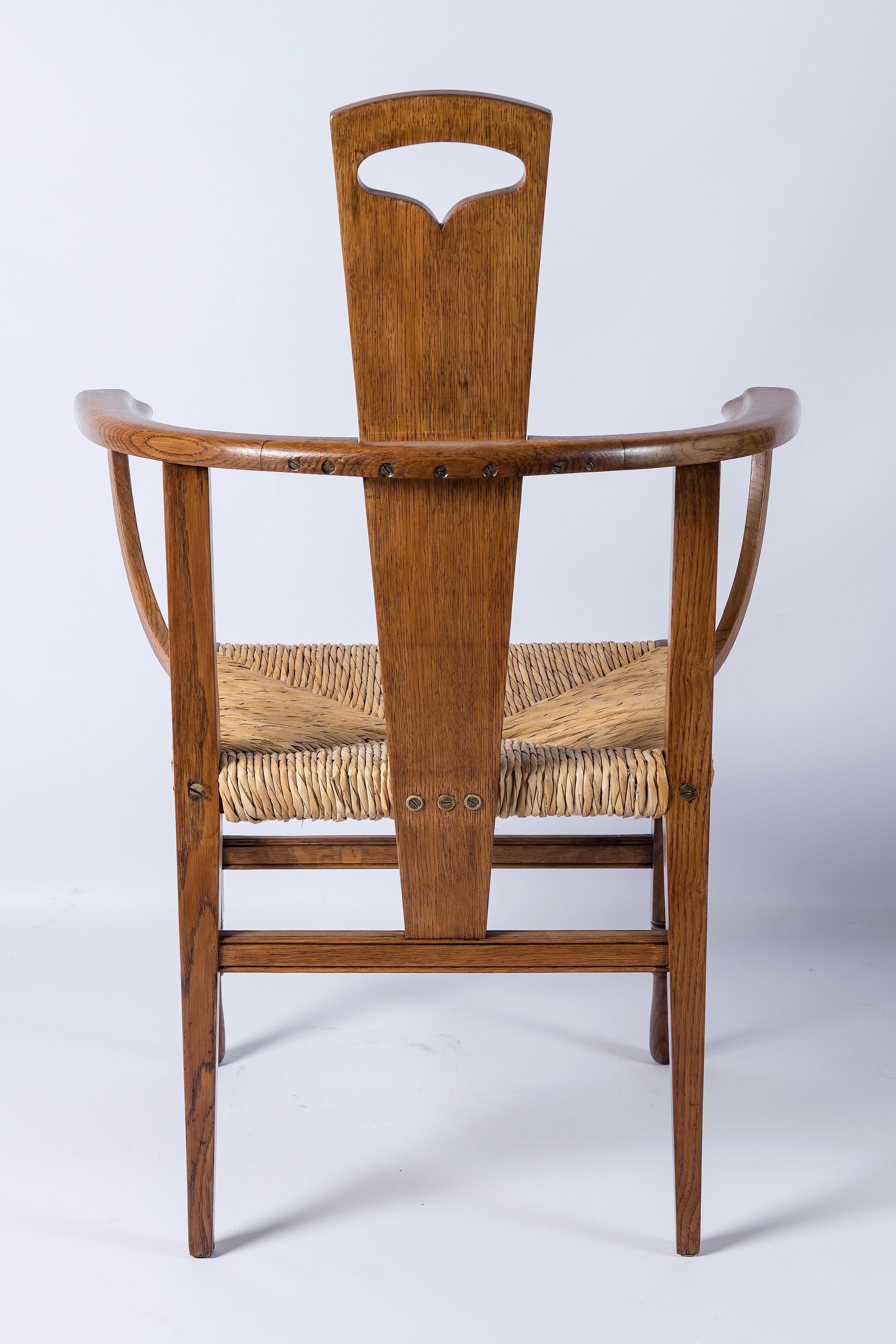 Pair of Oak Wood Armchairs, Attributed to George Walton, Scotland, circa 1890 In Good Condition For Sale In Buenos Aires, Buenos Aires