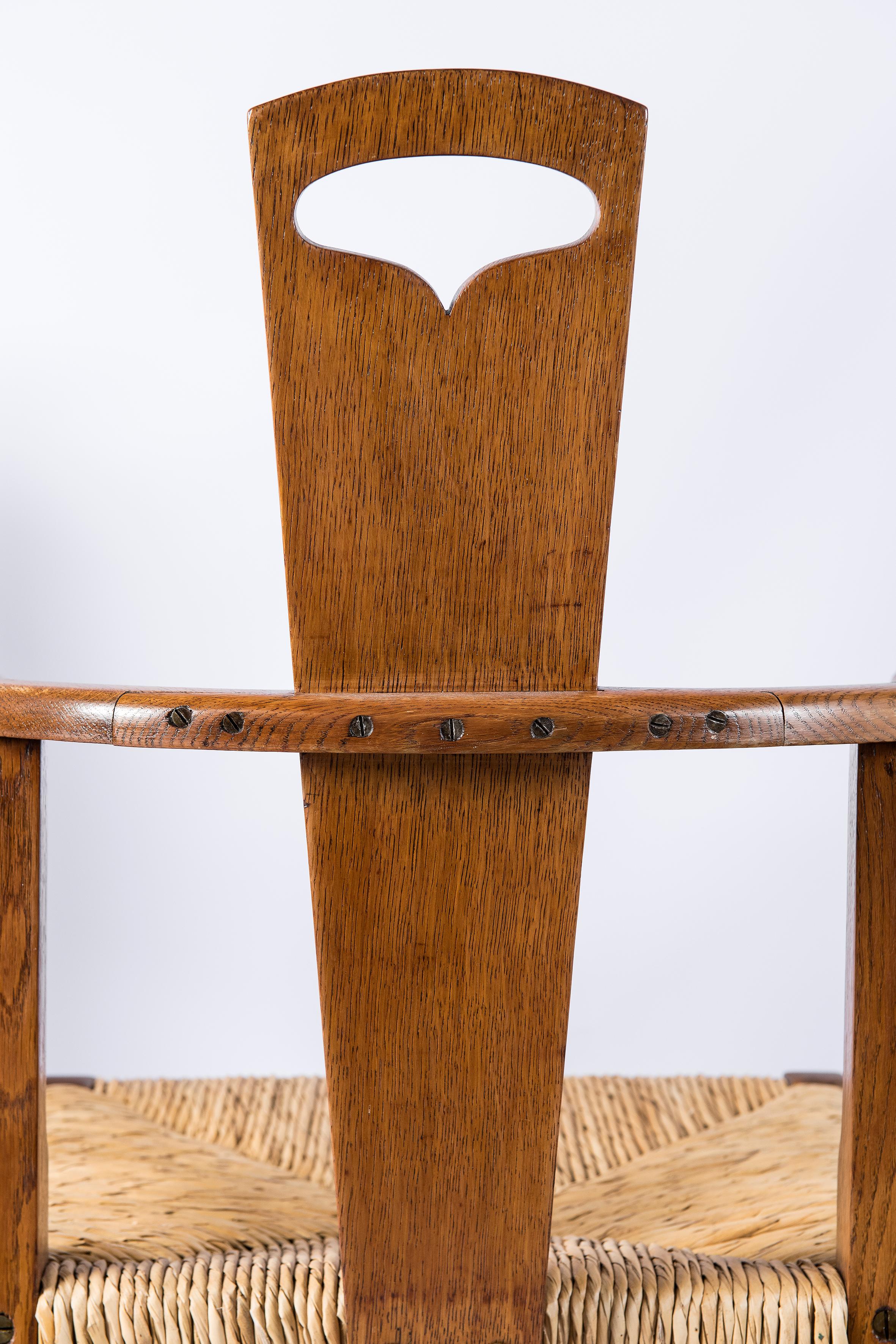 Paar Sessel aus Eichenholz, George Walton zugeschrieben, Schottland, um 1890 (Binse) im Angebot