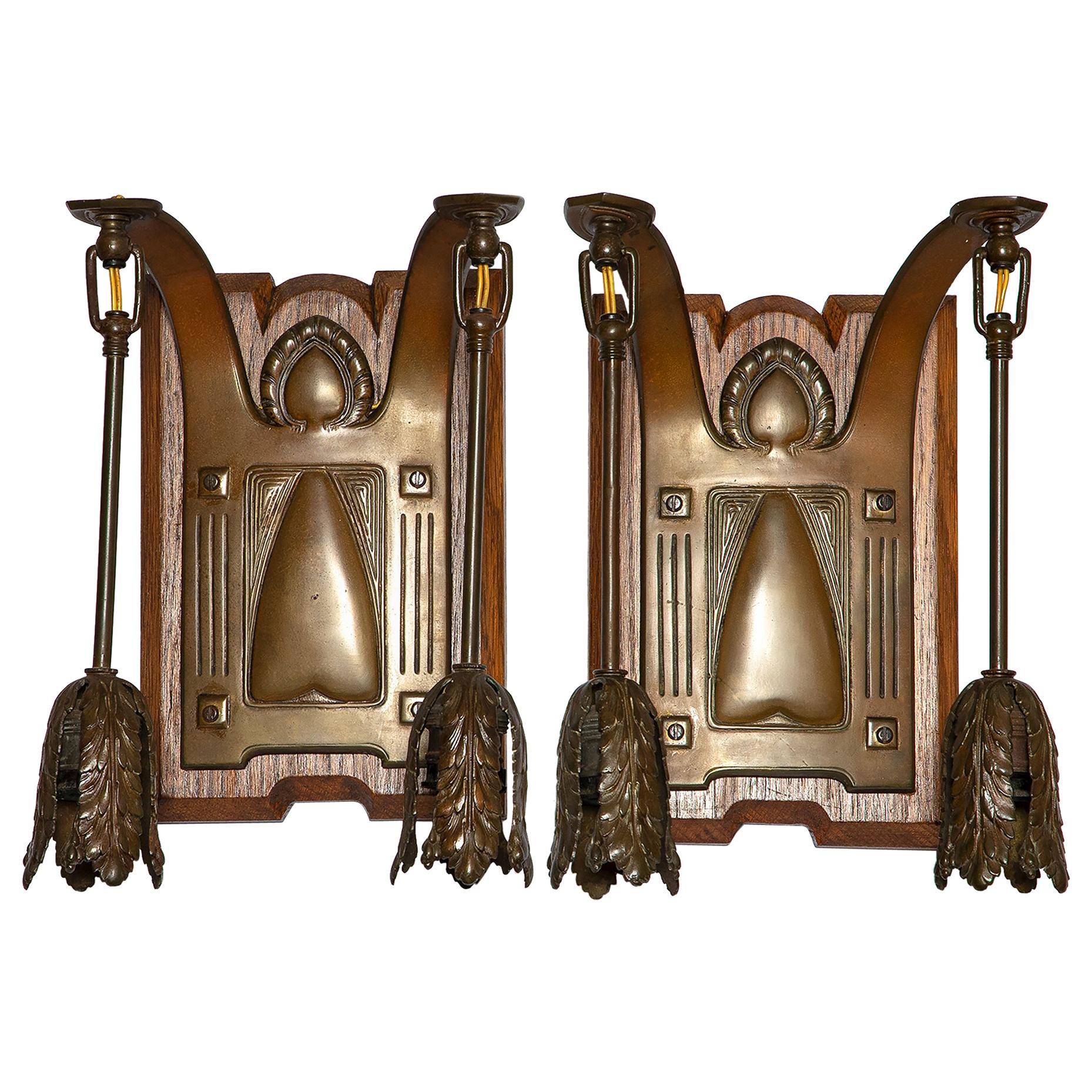 Paire d'appliques en bois de chêne, bronze et métal, Angleterre, fin du 19ème siècle