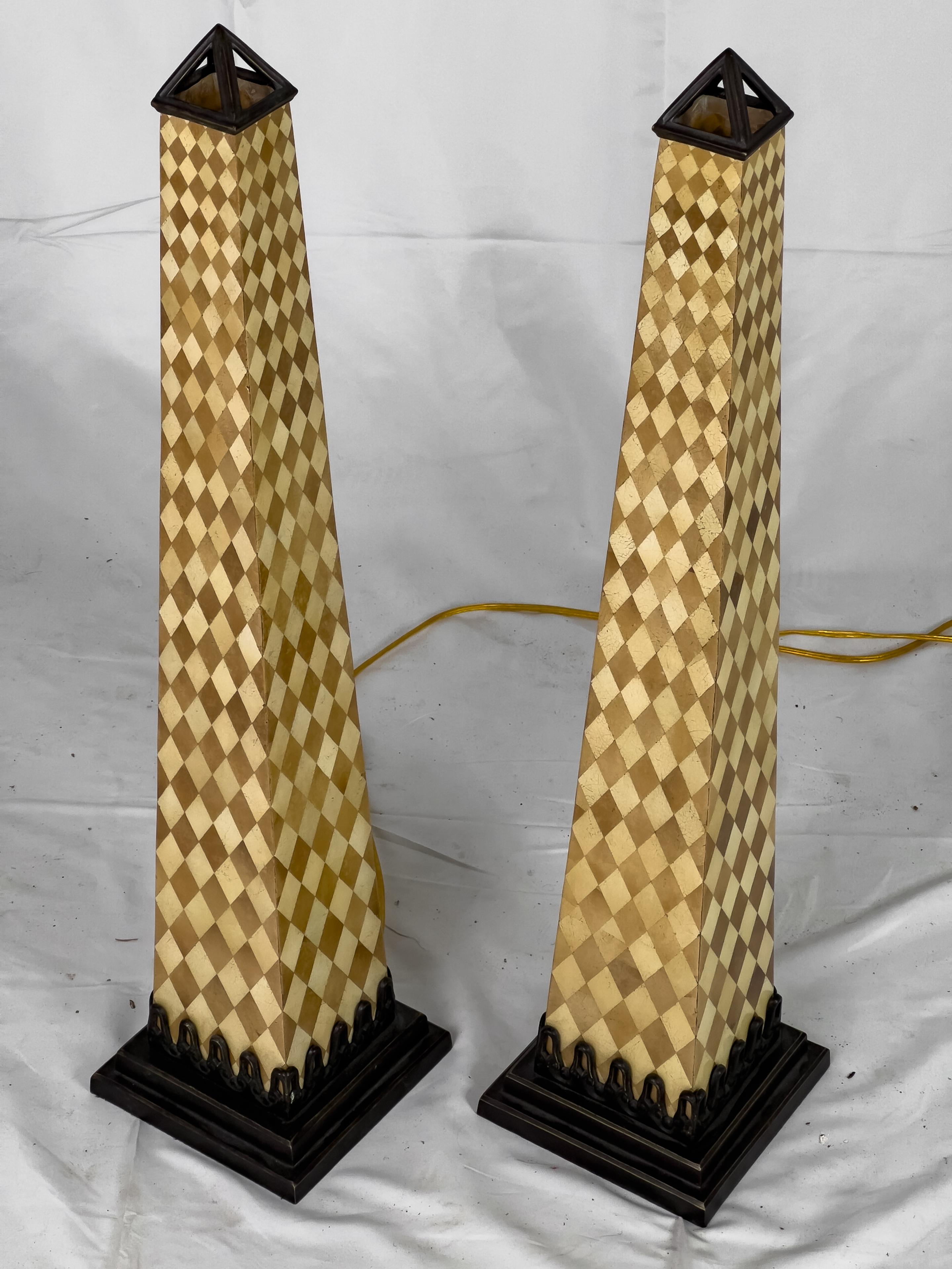 Paar Obelisken-Tischlampen (20. Jahrhundert) im Angebot