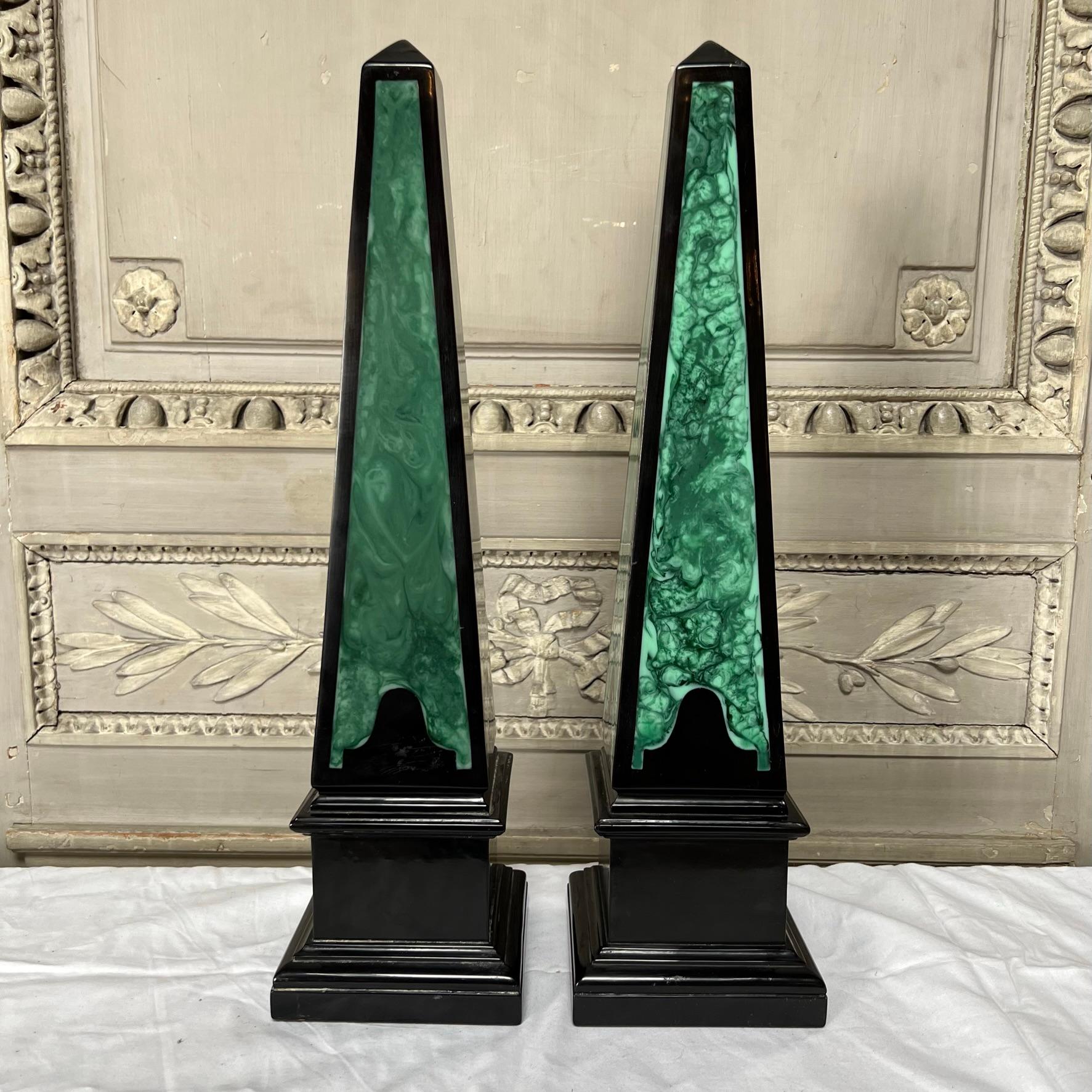 Une grande paire d'obélisques espagnols du milieu du 20e siècle avec une finition peinte en noir et en faux malachite.  Ils sont très décoratifs et de bonne qualité.  