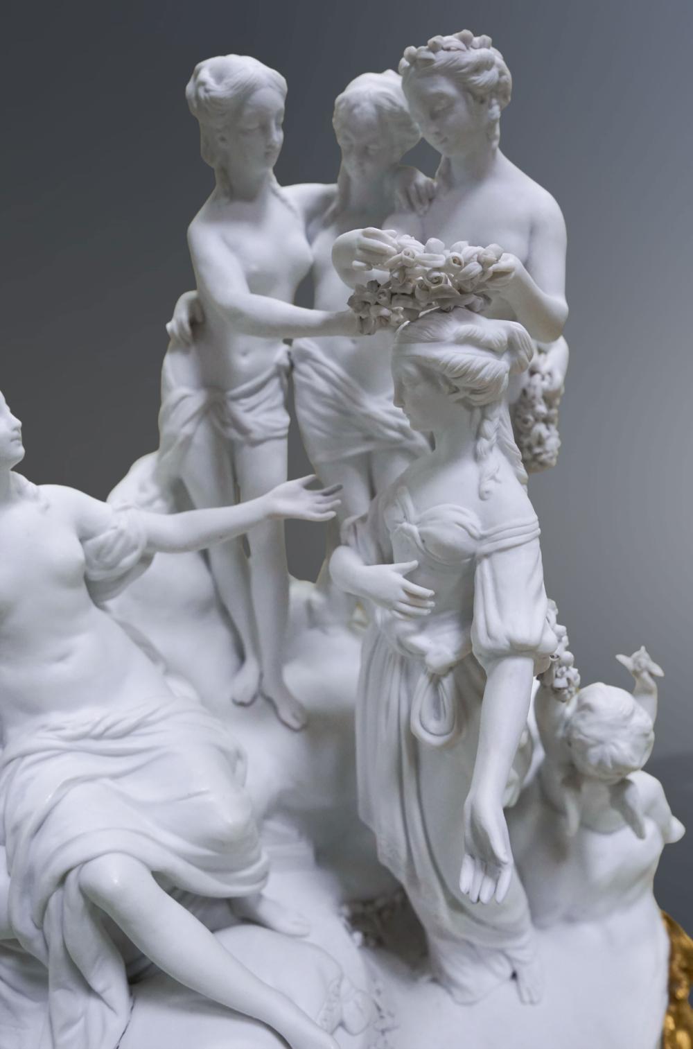 Elegante Gruppe aus Biskuit mit der Darstellung der Drei Grazien, die eine junge Frau vor Venus krönen: schöne Fassung aus vergoldeter und ziselierter Bronze Louis XV. 19. Jahrhundert.Abmessungen: 44x43x41cm