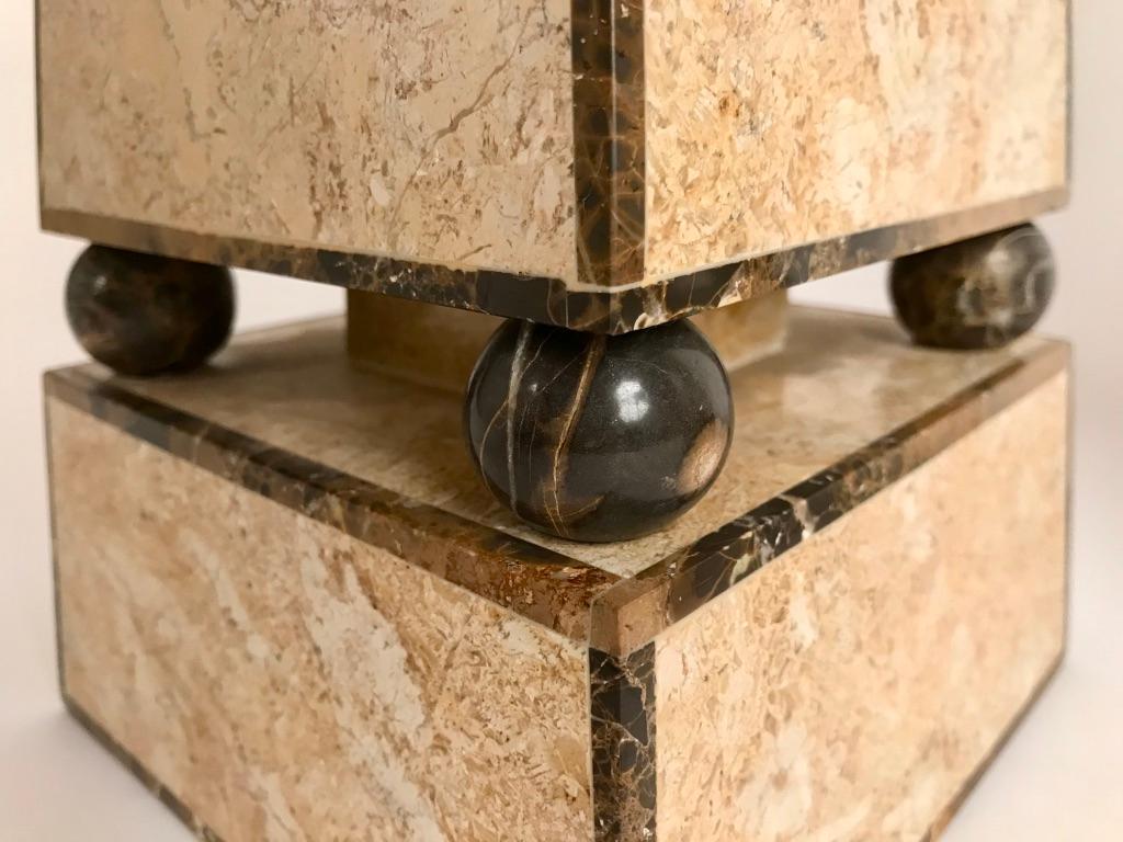 Coppia di obelischi in stile Maitland Smith con impiallacciatura in travertino e marmo in vendita 3