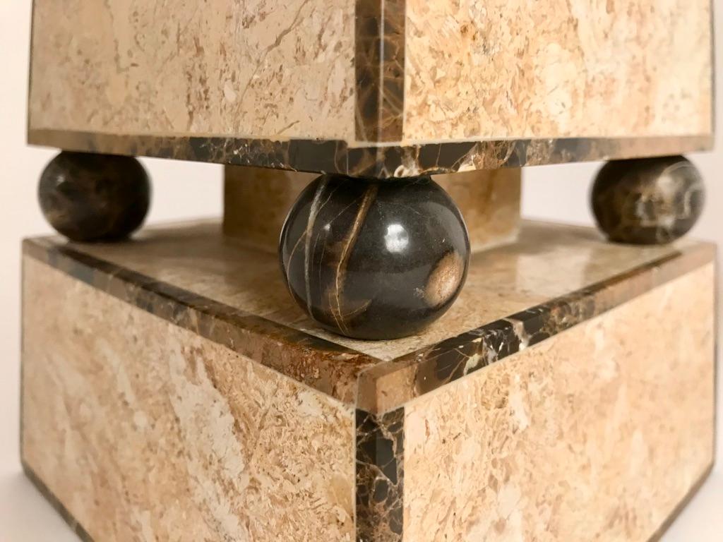 Coppia di obelischi in stile Maitland Smith con impiallacciatura in travertino e marmo in vendita 4