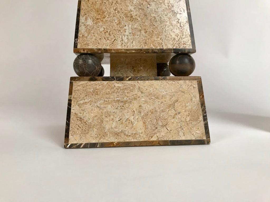 XX secolo Coppia di obelischi in stile Maitland Smith con impiallacciatura in travertino e marmo in vendita
