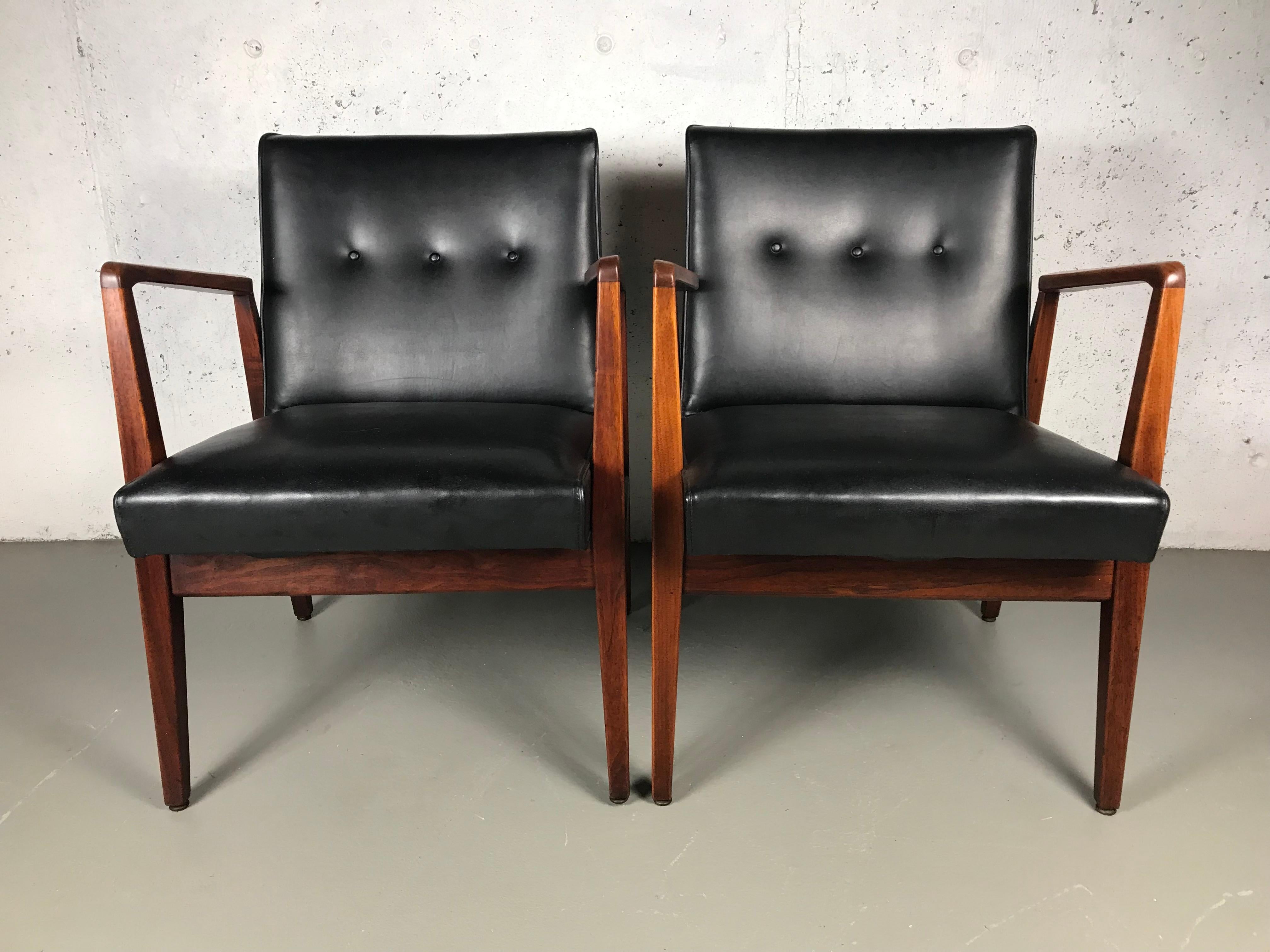 Pair of Occasional Lounge Chairs by Jens Risom Walnut and Black Vinyl Original 4