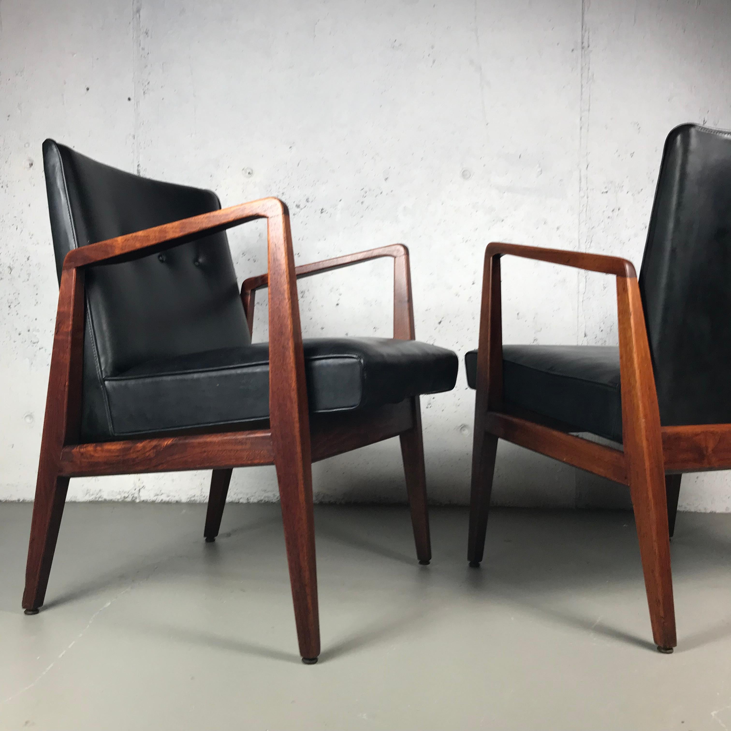 Mid-Century Modern Pair of Occasional Lounge Chairs by Jens Risom Walnut and Black Vinyl Original