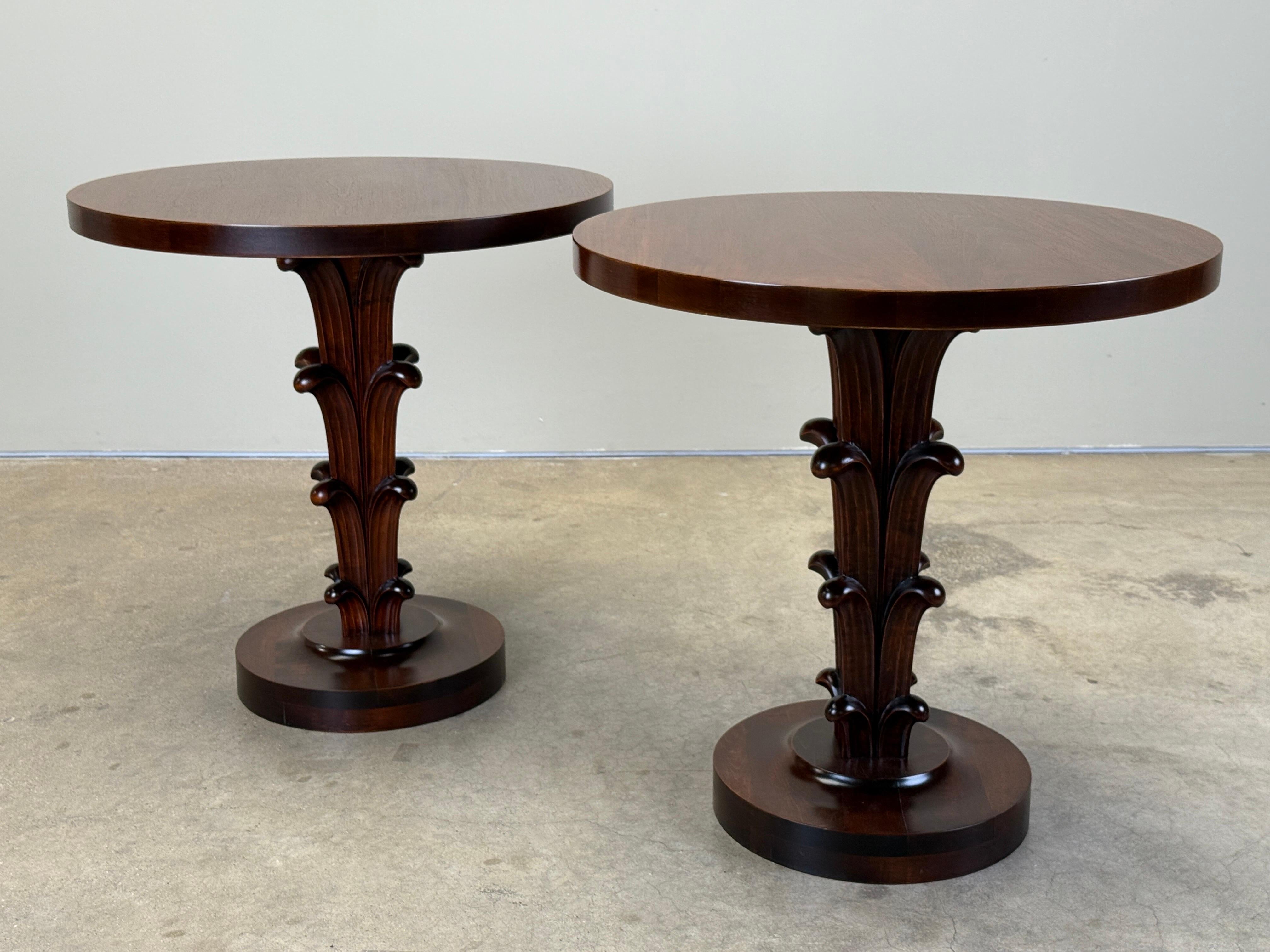 Paire de tables d'appoint en acajou par JohnStuart. 