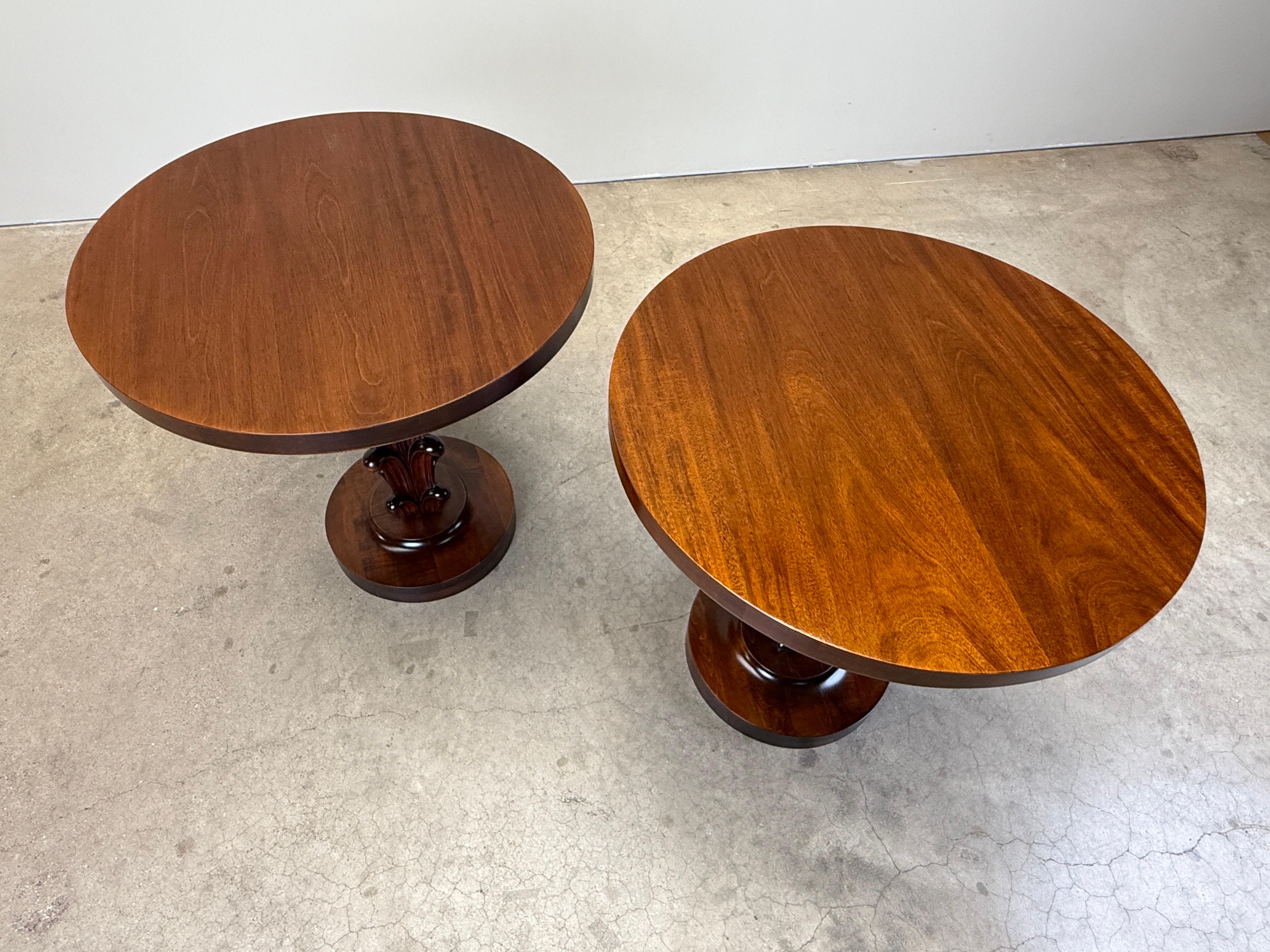 Acajou Paire de tables d'appoint par John Stuart en vente