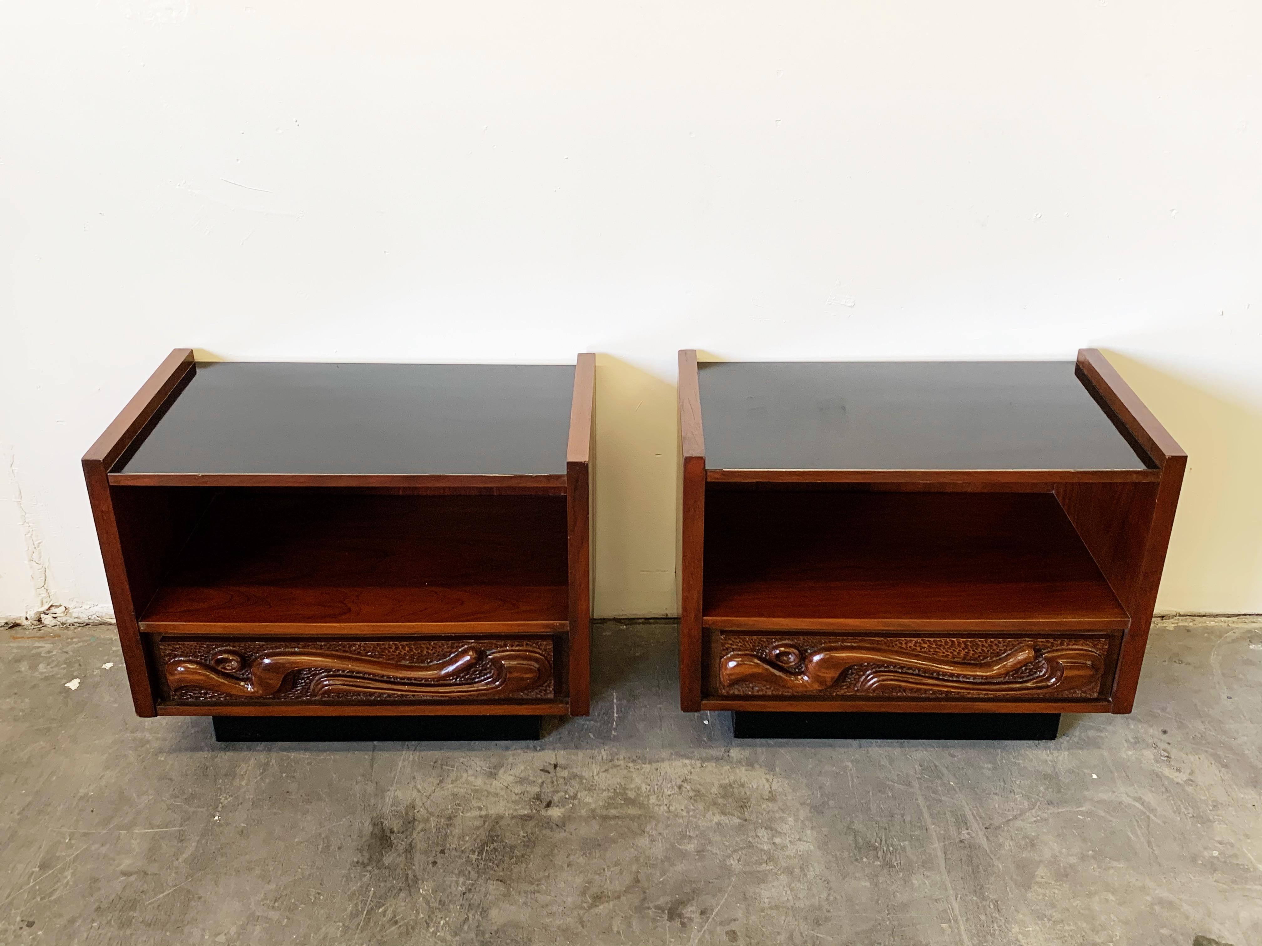 Mid-Century Modern Pair of Oceanic Sculpted Walnut Nightstands by Pulaski Furniture Co., circa 1969