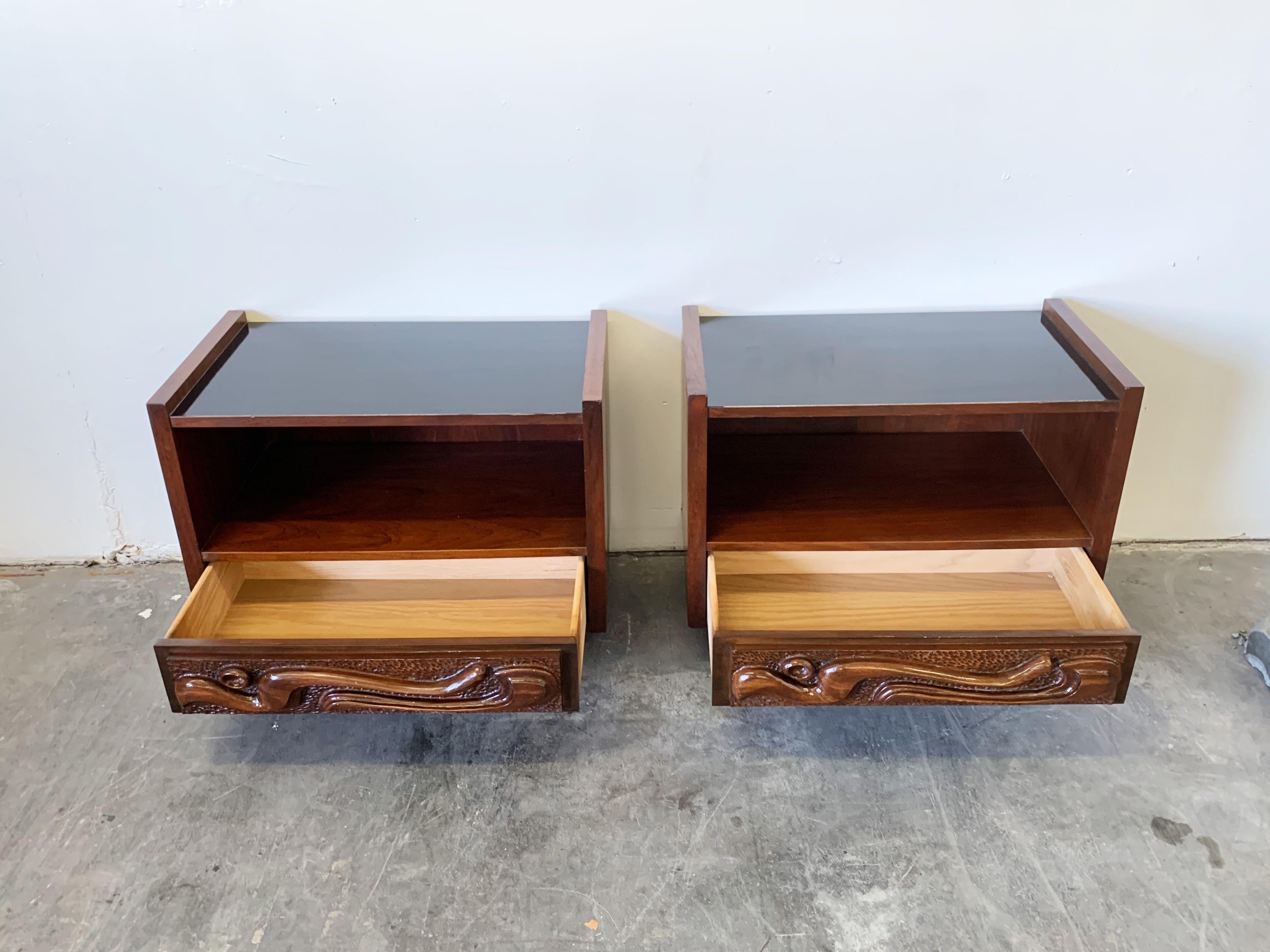 Lacquered Pair of Oceanic Sculpted Walnut Nightstands by Pulaski Furniture Co., circa 1969