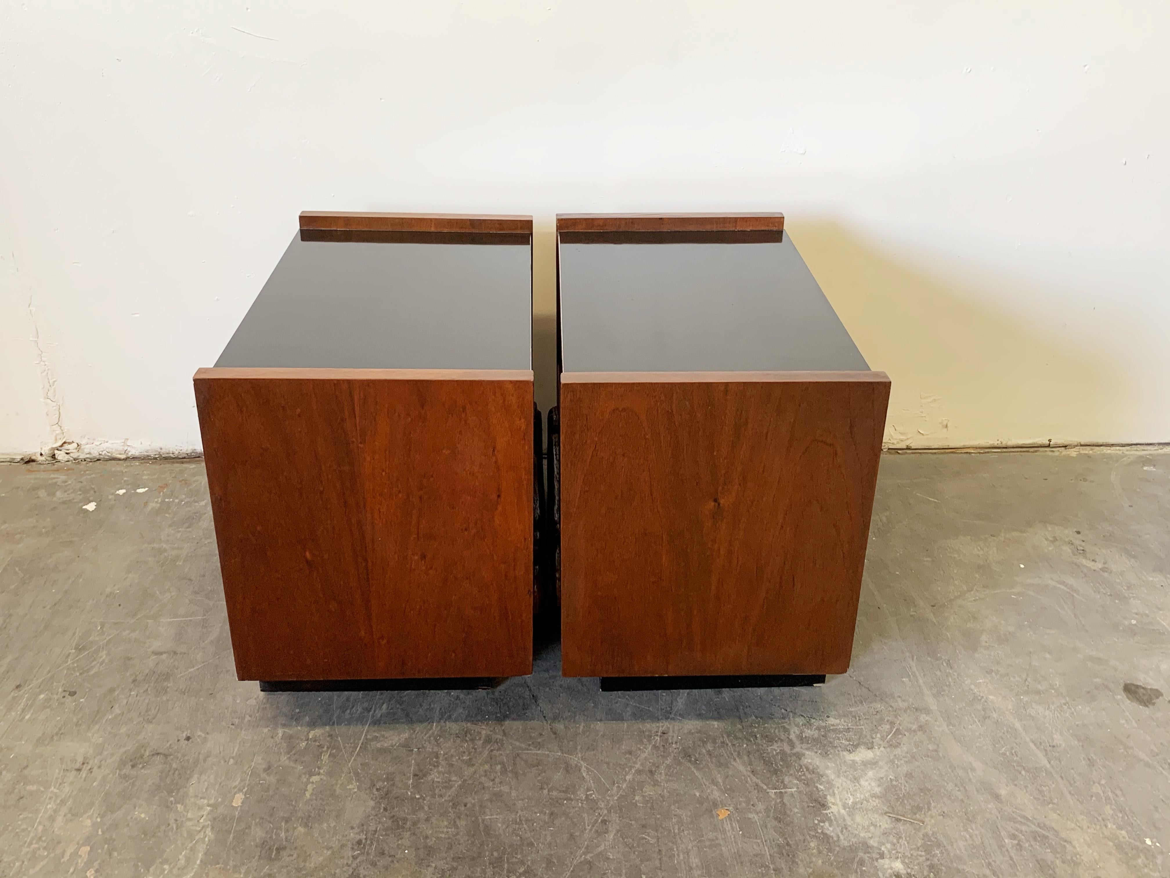Pair of Oceanic Sculpted Walnut Nightstands by Pulaski Furniture Co., circa 1969 In Good Condition In Los Angeles, CA