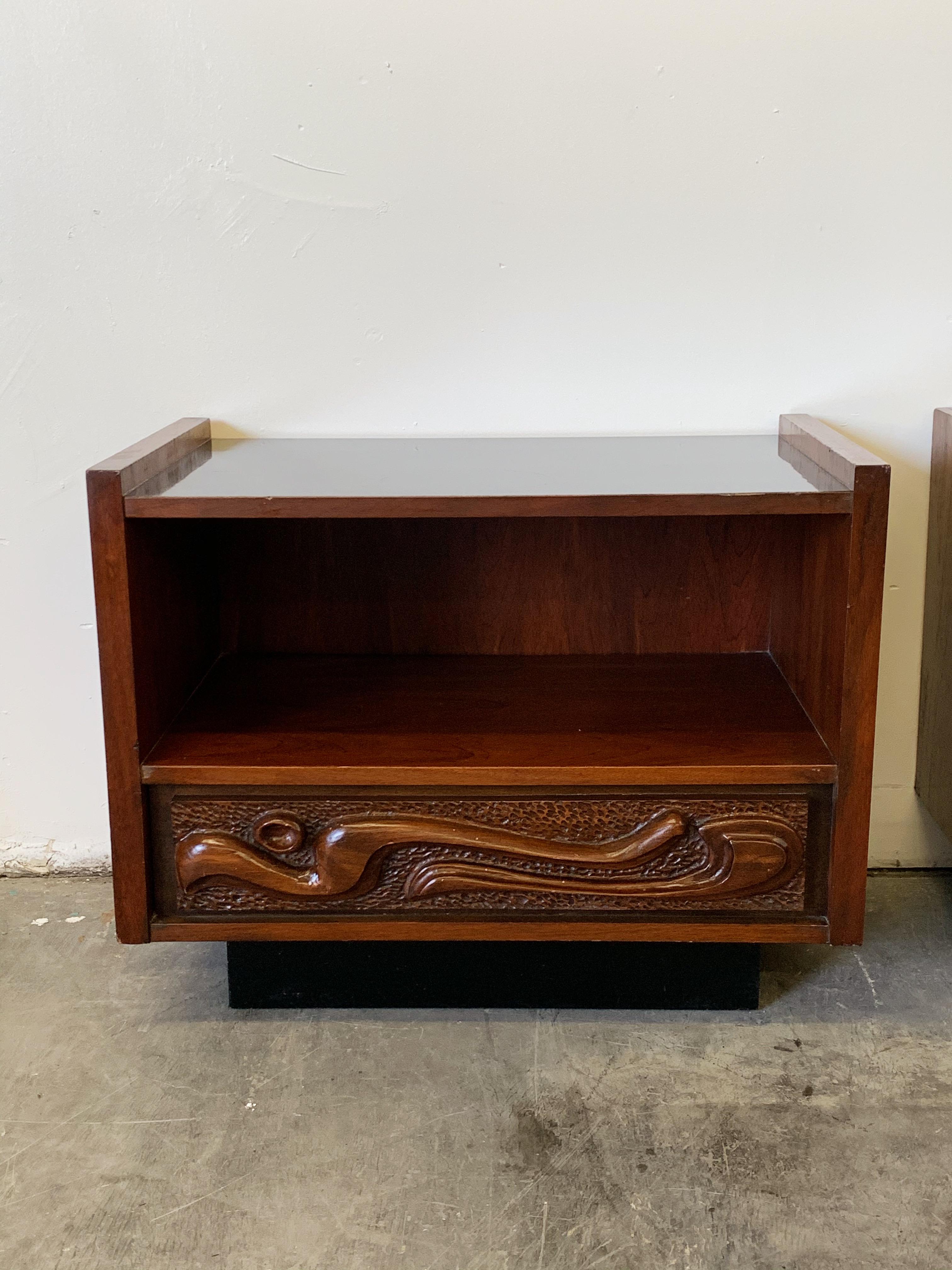 Mid-20th Century Pair of Oceanic Sculpted Walnut Nightstands by Pulaski Furniture Co., circa 1969
