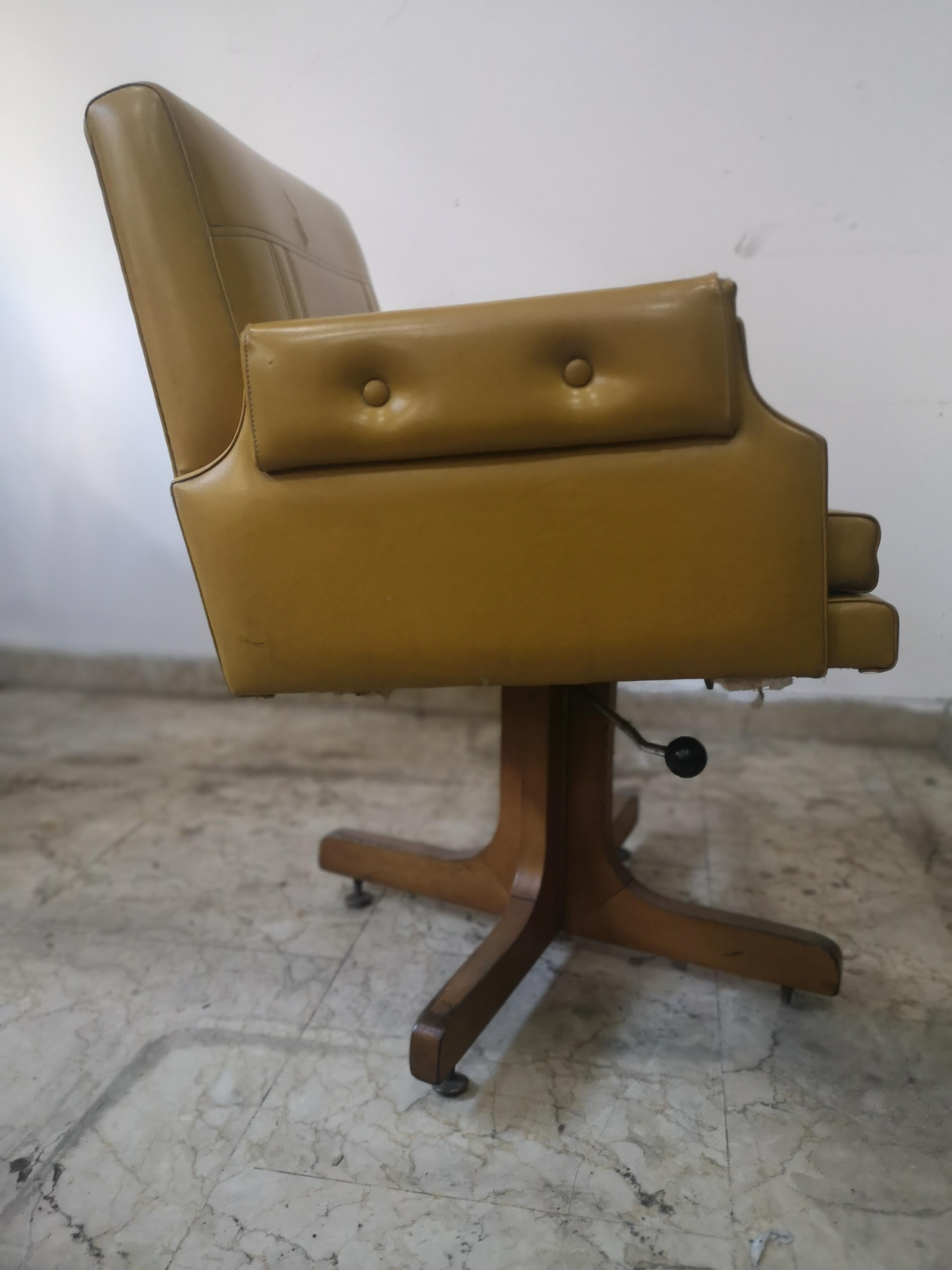 Paire de fauteuils pivotants jaune ocre des années 1970 en vente 5