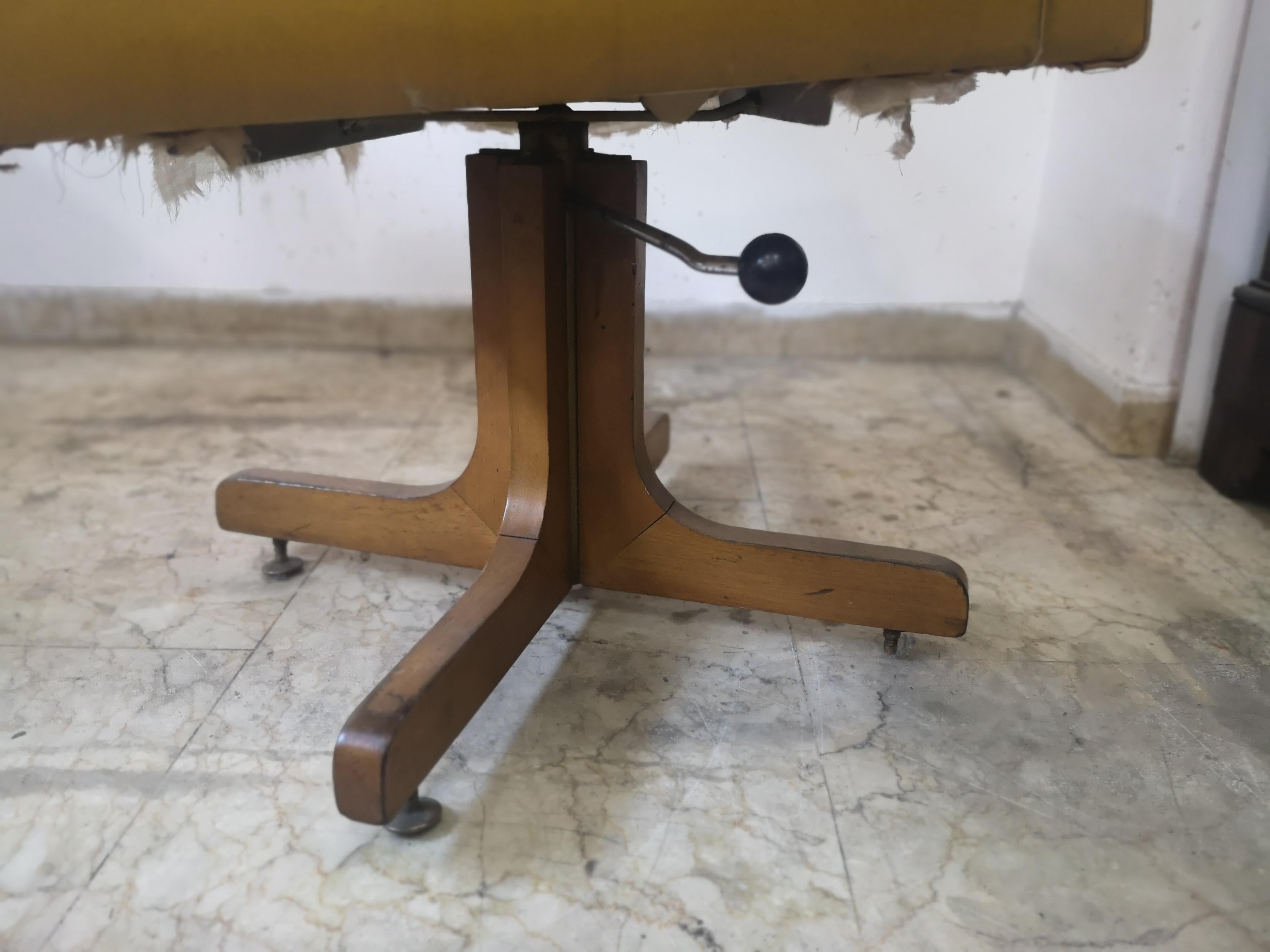 Paire de fauteuils pivotants jaune ocre des années 1970 en vente 6