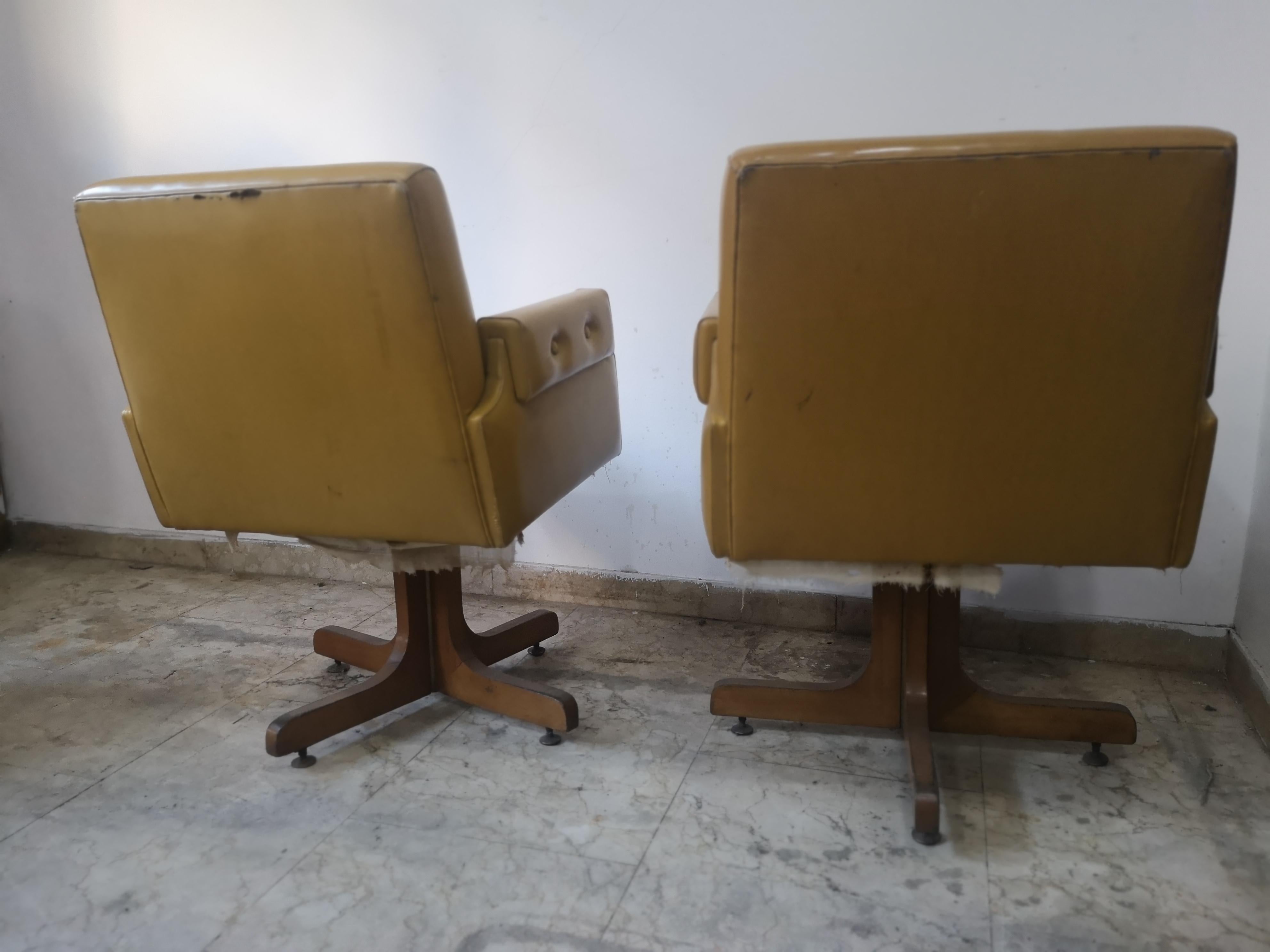 Paire de fauteuils pivotants jaune ocre des années 1970 Bon état - En vente à Catania, IT