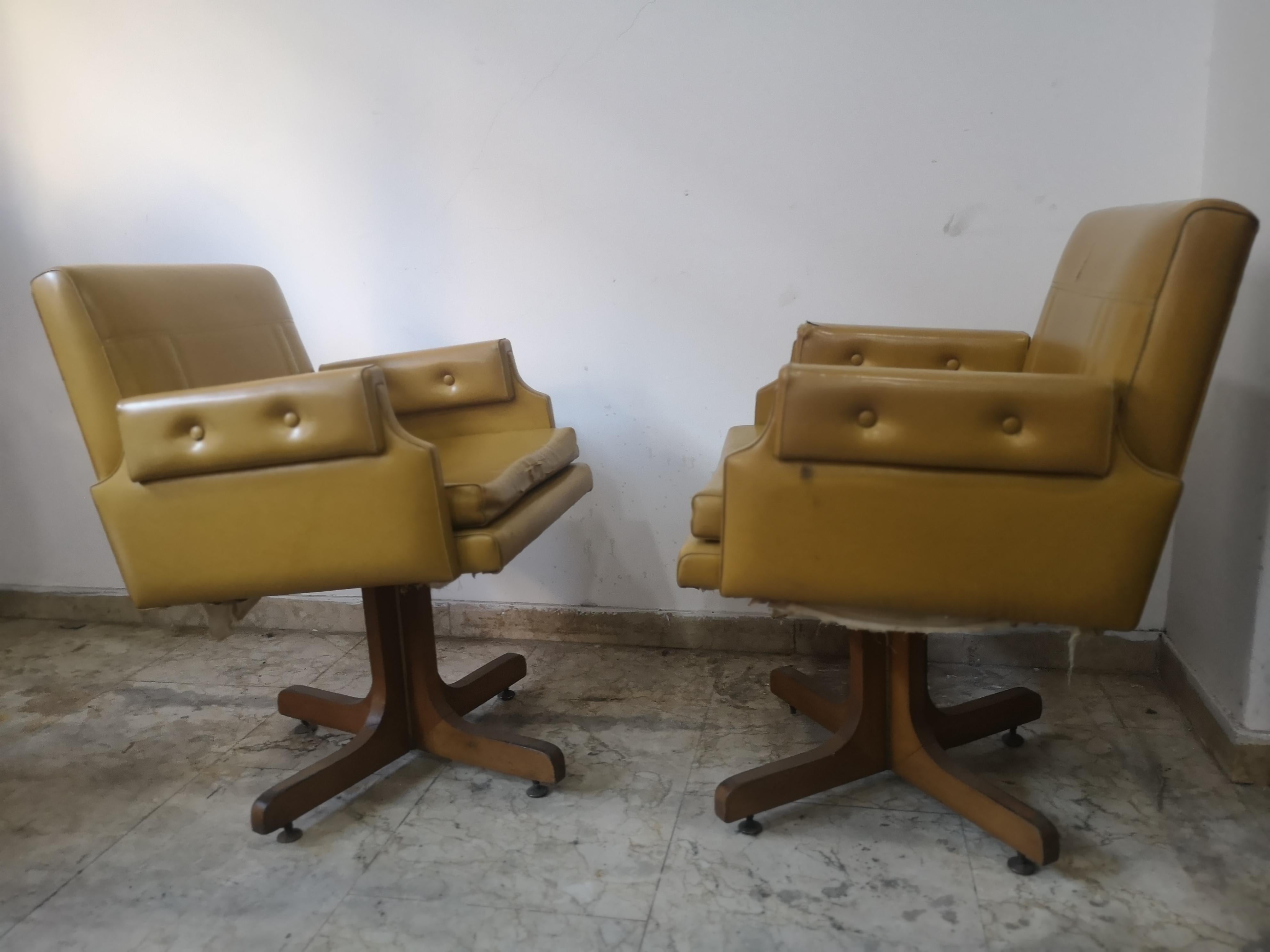 Late 20th Century Paire de fauteuils pivotants jaune ocre des années 1970 en vente