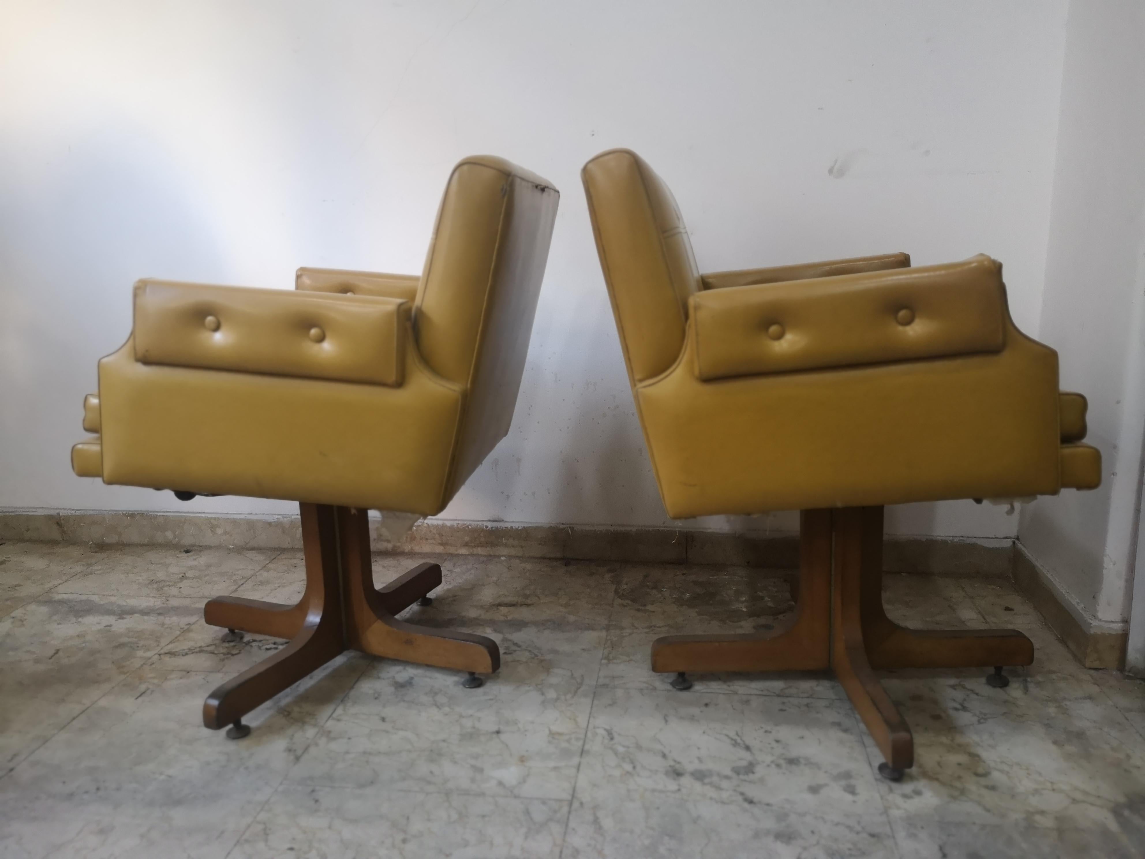 Bois Paire de fauteuils pivotants jaune ocre des années 1970 en vente