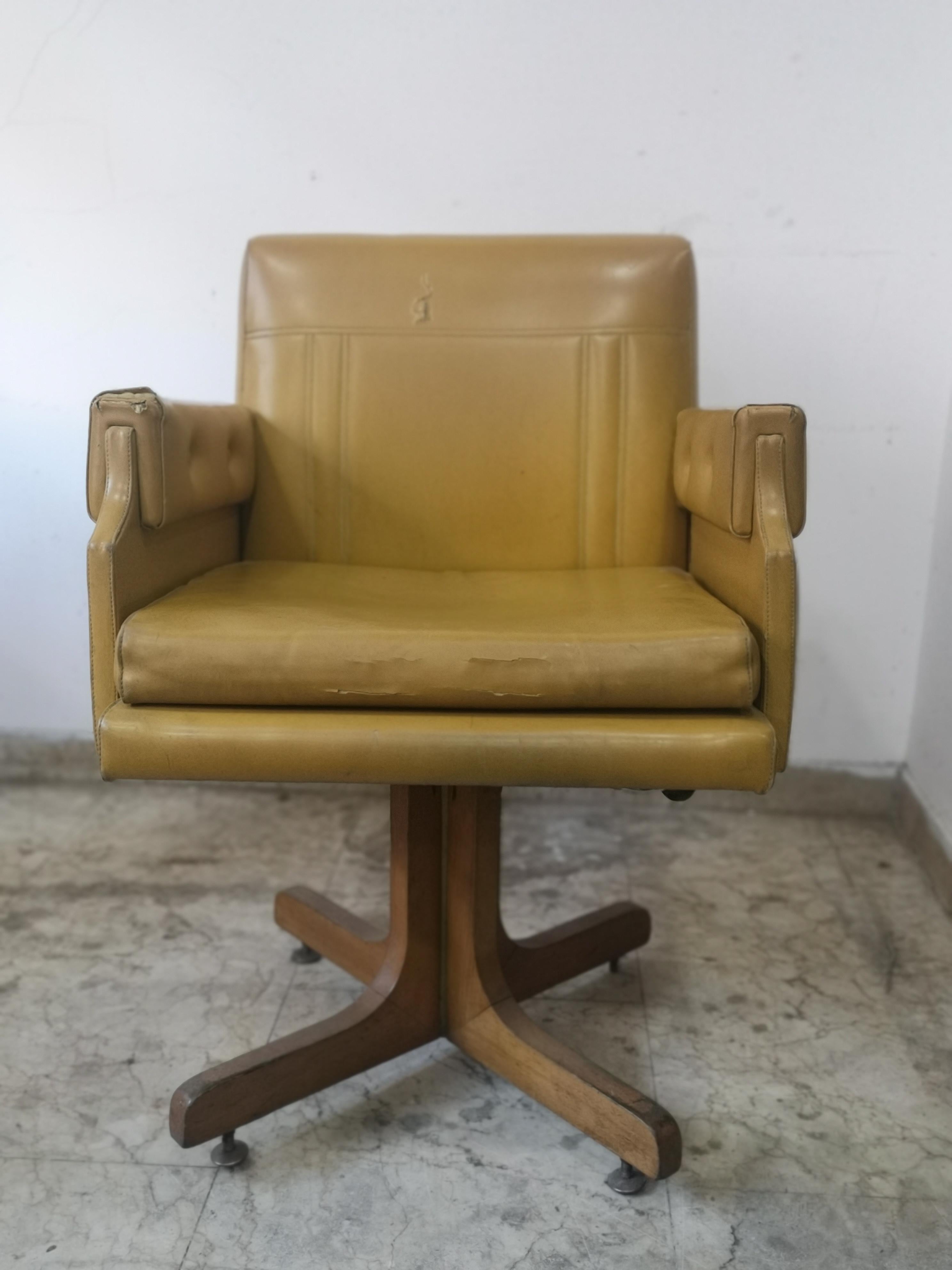 Paire de fauteuils pivotants jaune ocre des années 1970 en vente 2