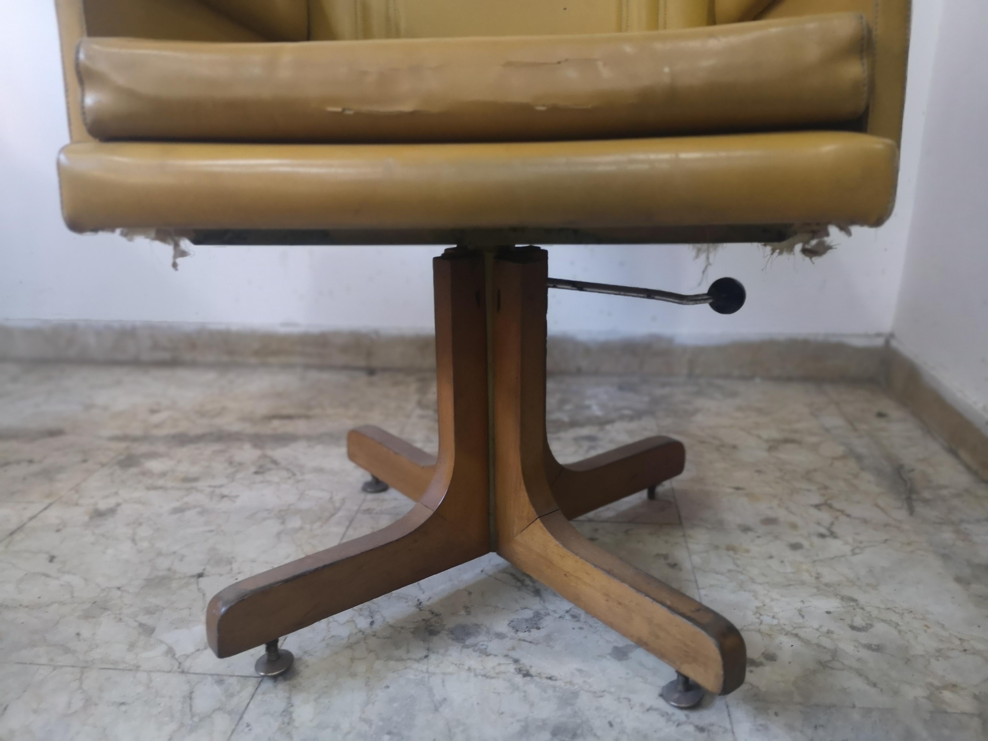 Paire de fauteuils pivotants jaune ocre des années 1970 en vente 3