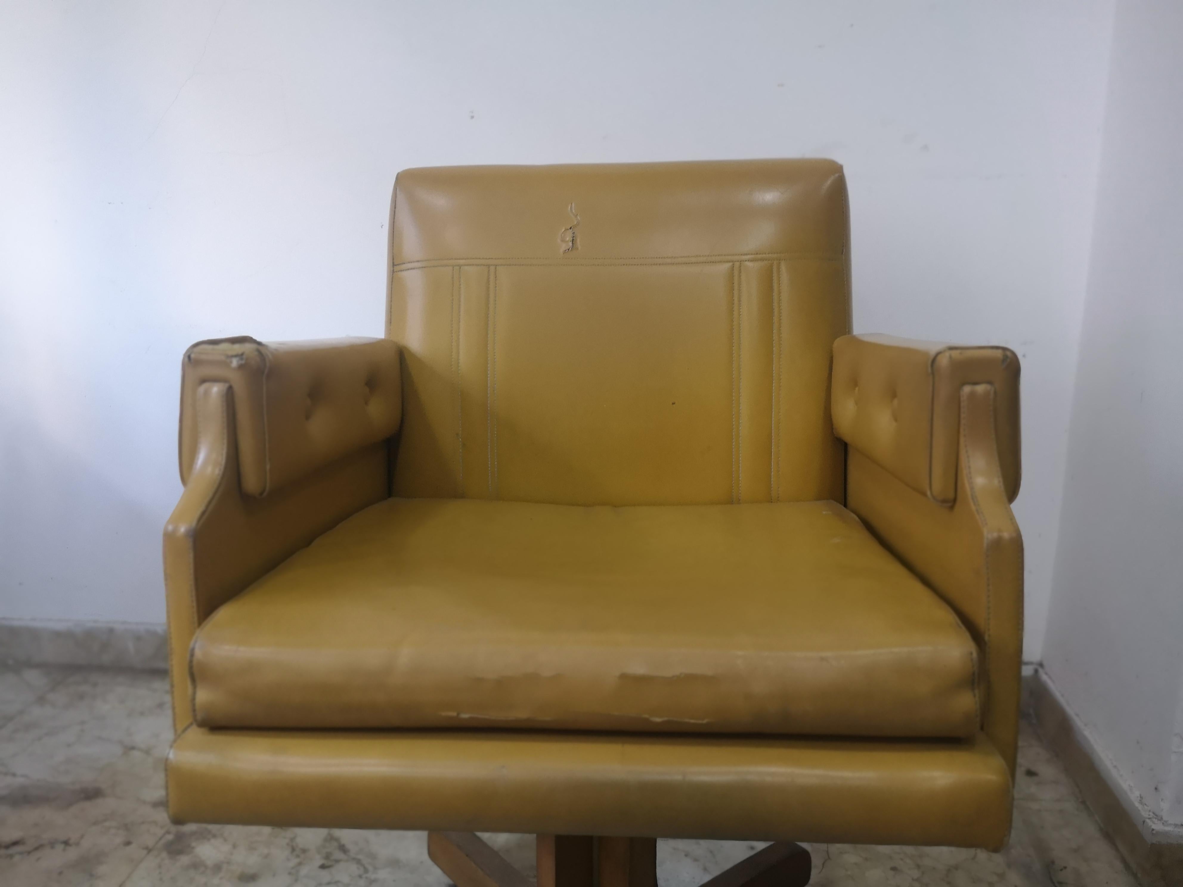 Paire de fauteuils pivotants jaune ocre des années 1970 en vente 4