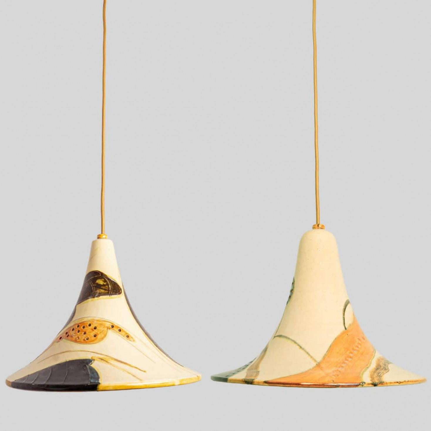 Danese Coppia di pendenti a cono in ceramica blu ocra crema arancio, Danimarca, 1970 in vendita