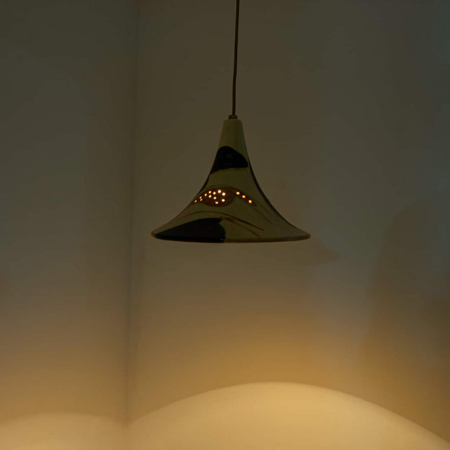 Paire de pendentifs coniques en céramique bleu ocre crème orange, Danemark, 1970 Bon état - En vente à Rijssen, NL