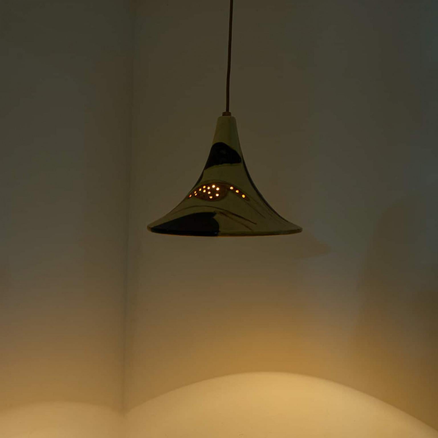 Coppia di pendenti a cono in ceramica blu ocra crema arancio, Danimarca, 1970 In condizioni buone in vendita a Rijssen, NL