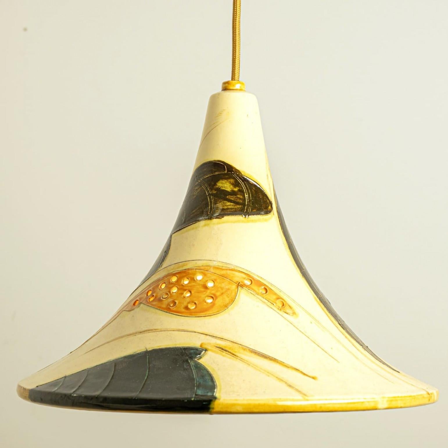 Céramique Paire de pendentifs coniques en céramique bleu ocre crème orange, Danemark, 1970 en vente