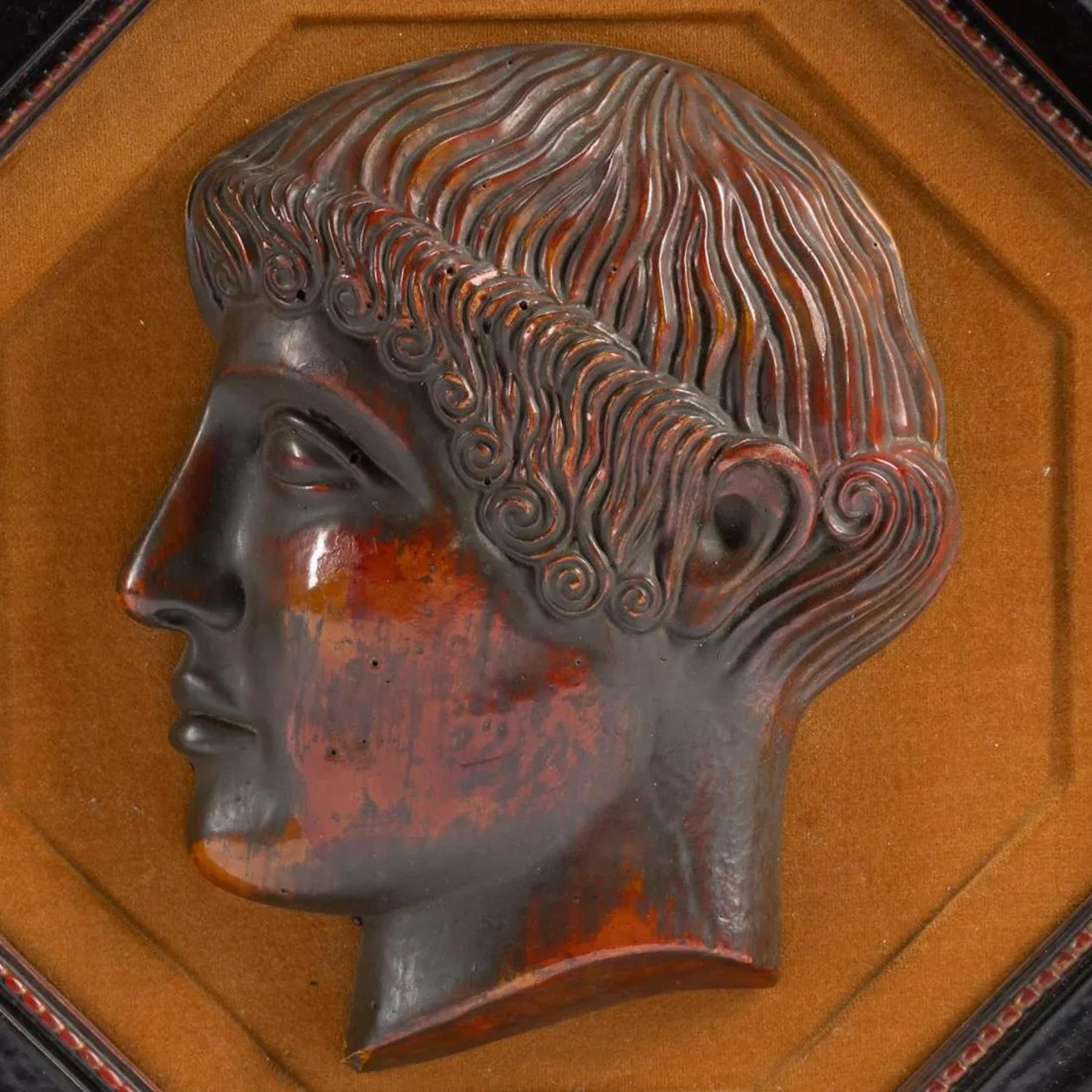 Zwei achteckige gerahmte römische Medaillons aus Keramik in „Pompeiian Red“-Optik im Zustand „Gut“ im Angebot in West Palm Beach, FL