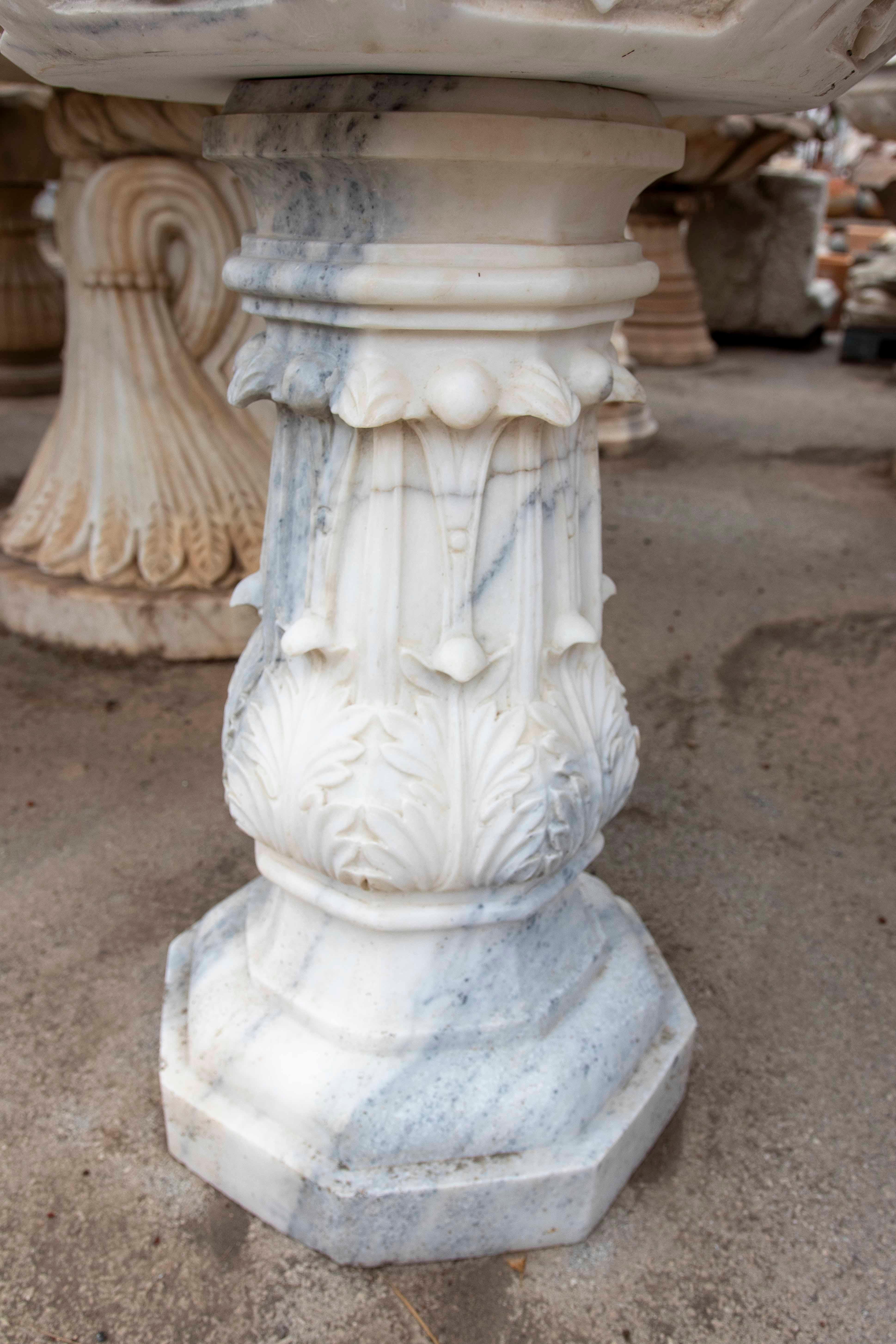 Paire de jardinières octogonales en marbre blanc sculpté de style classique en vente 3
