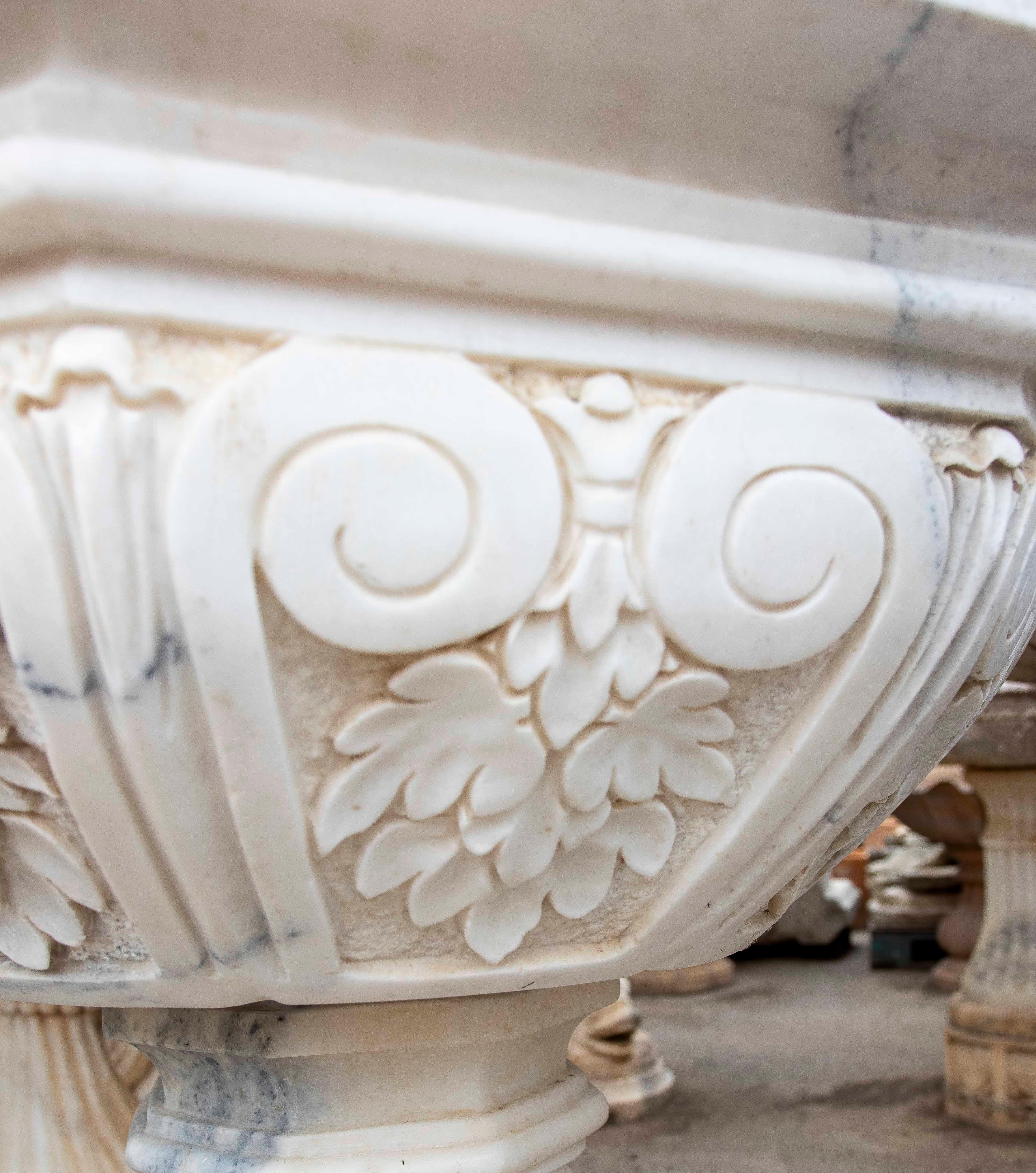 Paire de jardinières octogonales en marbre blanc sculpté de style classique en vente 4