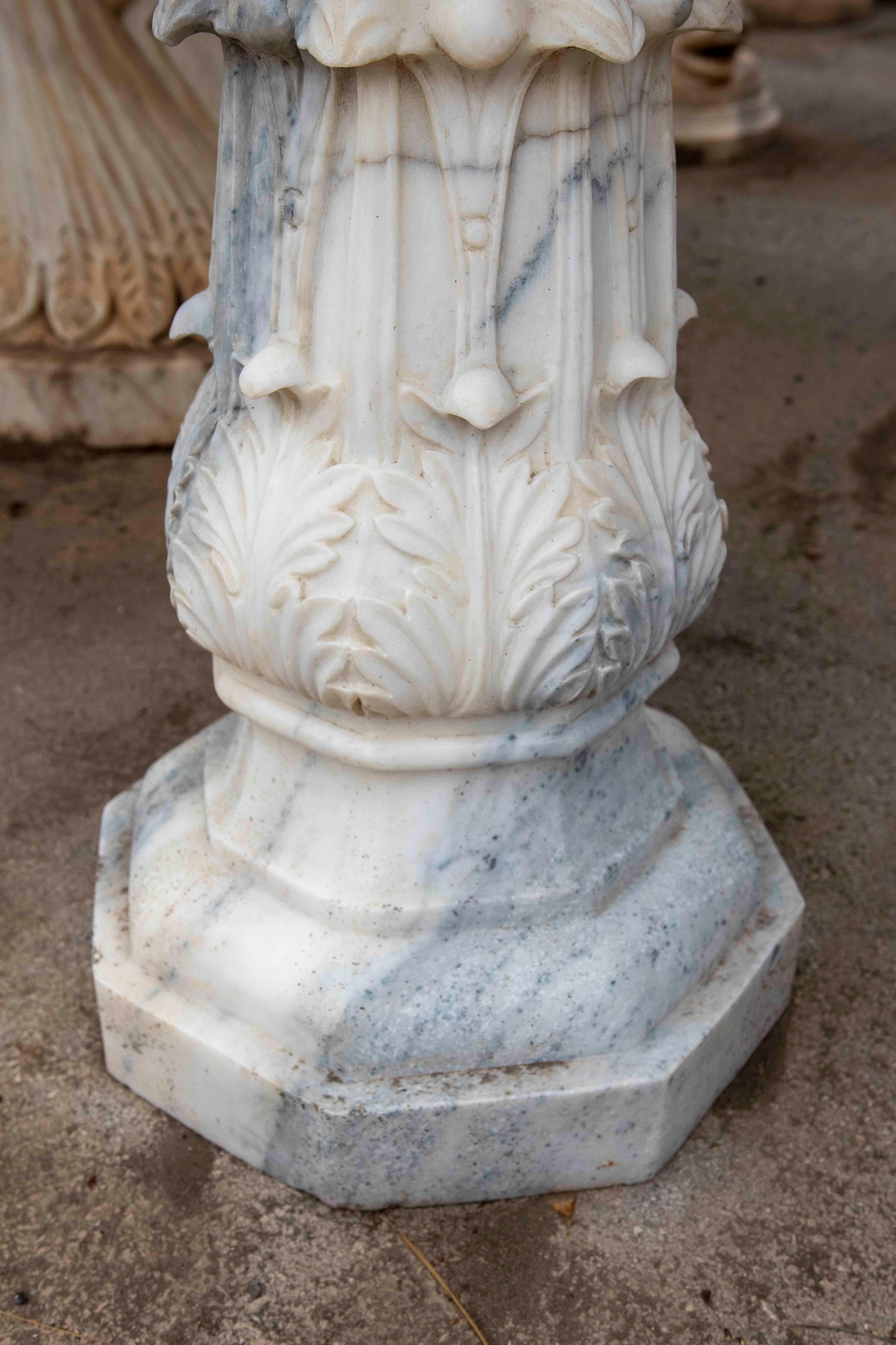 Paire de jardinières octogonales en marbre blanc sculpté de style classique en vente 5