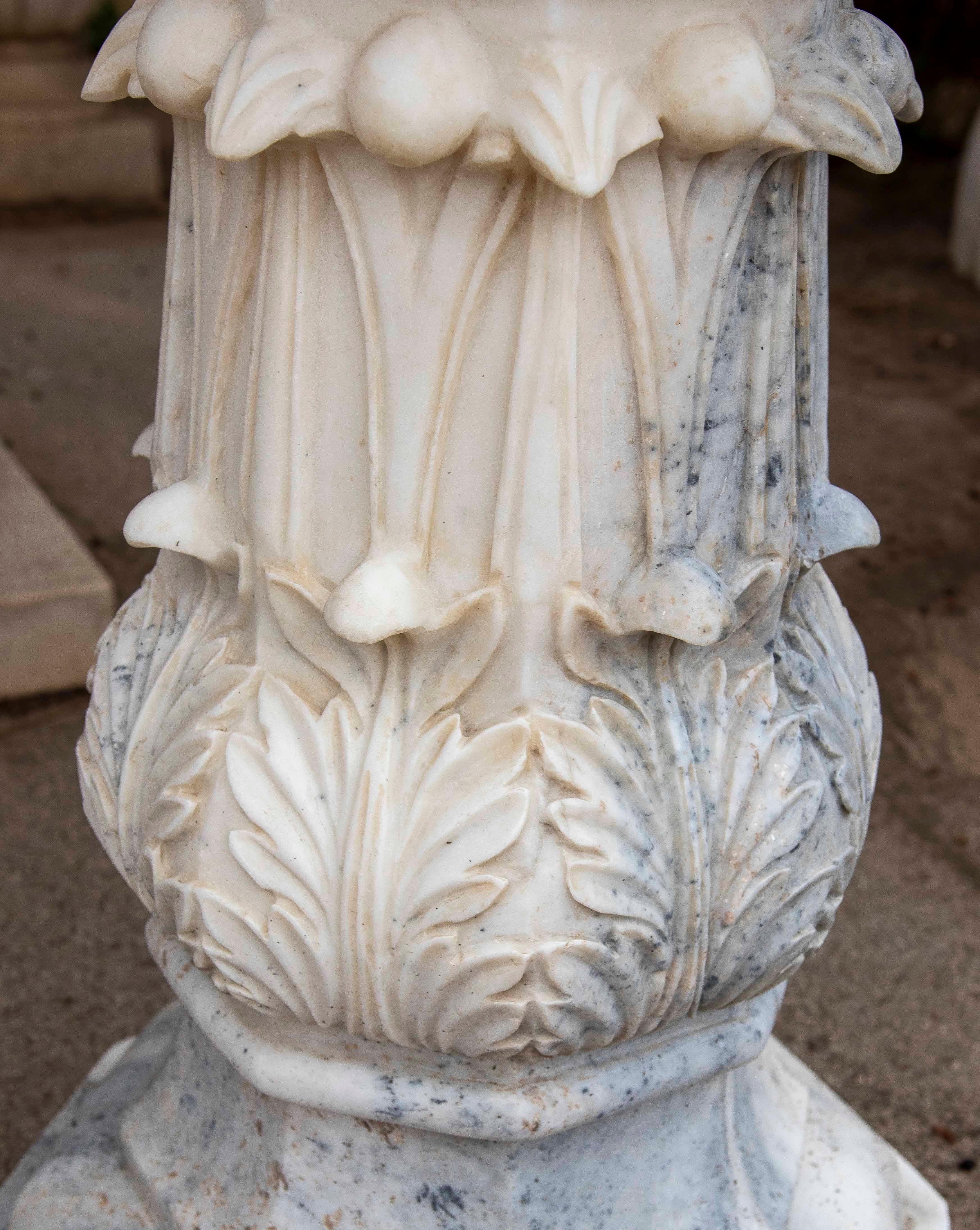 Paire de jardinières octogonales en marbre blanc sculpté de style classique en vente 6