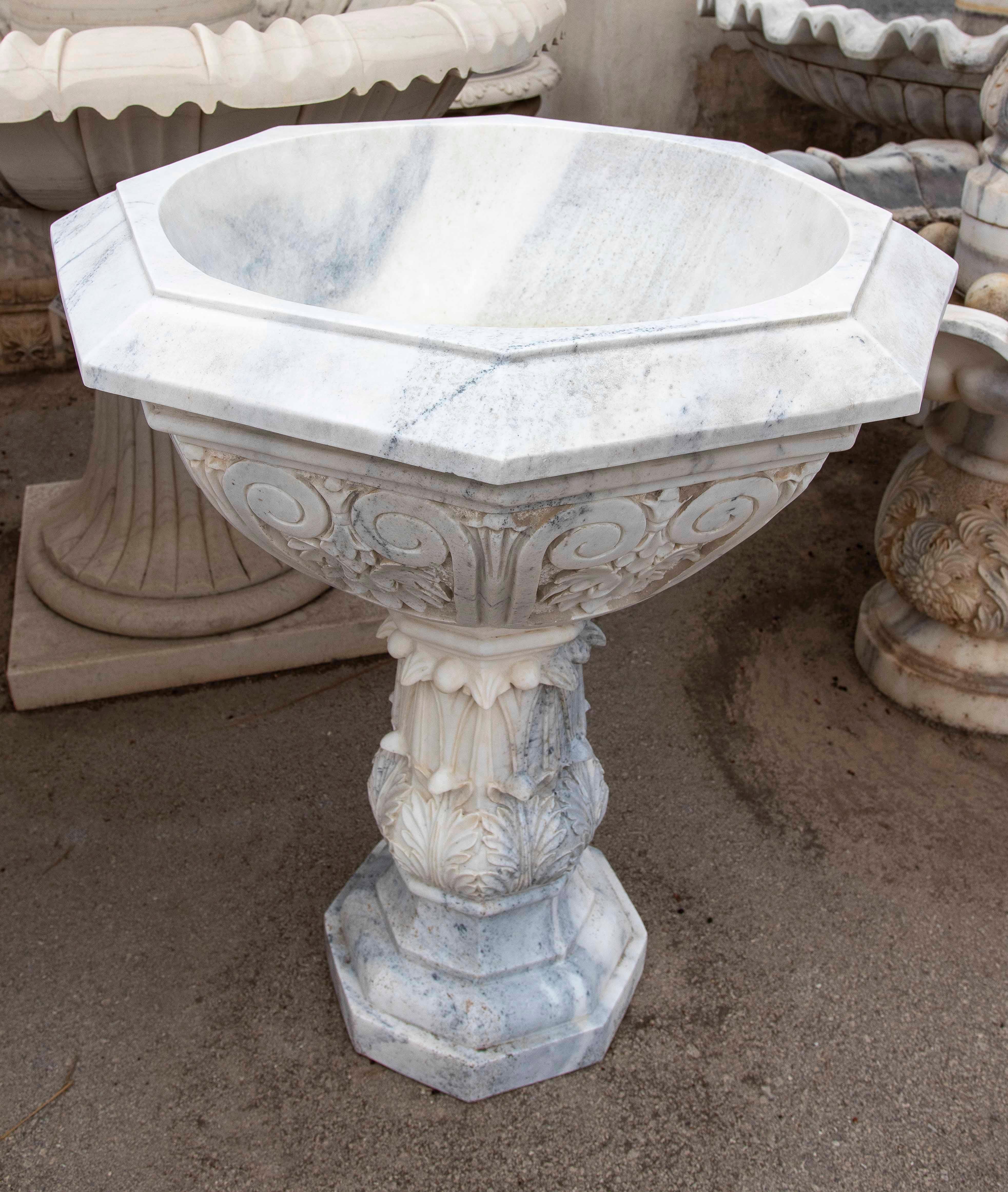 Paire de jardinières octogonales en marbre blanc sculpté de style classique en vente 7