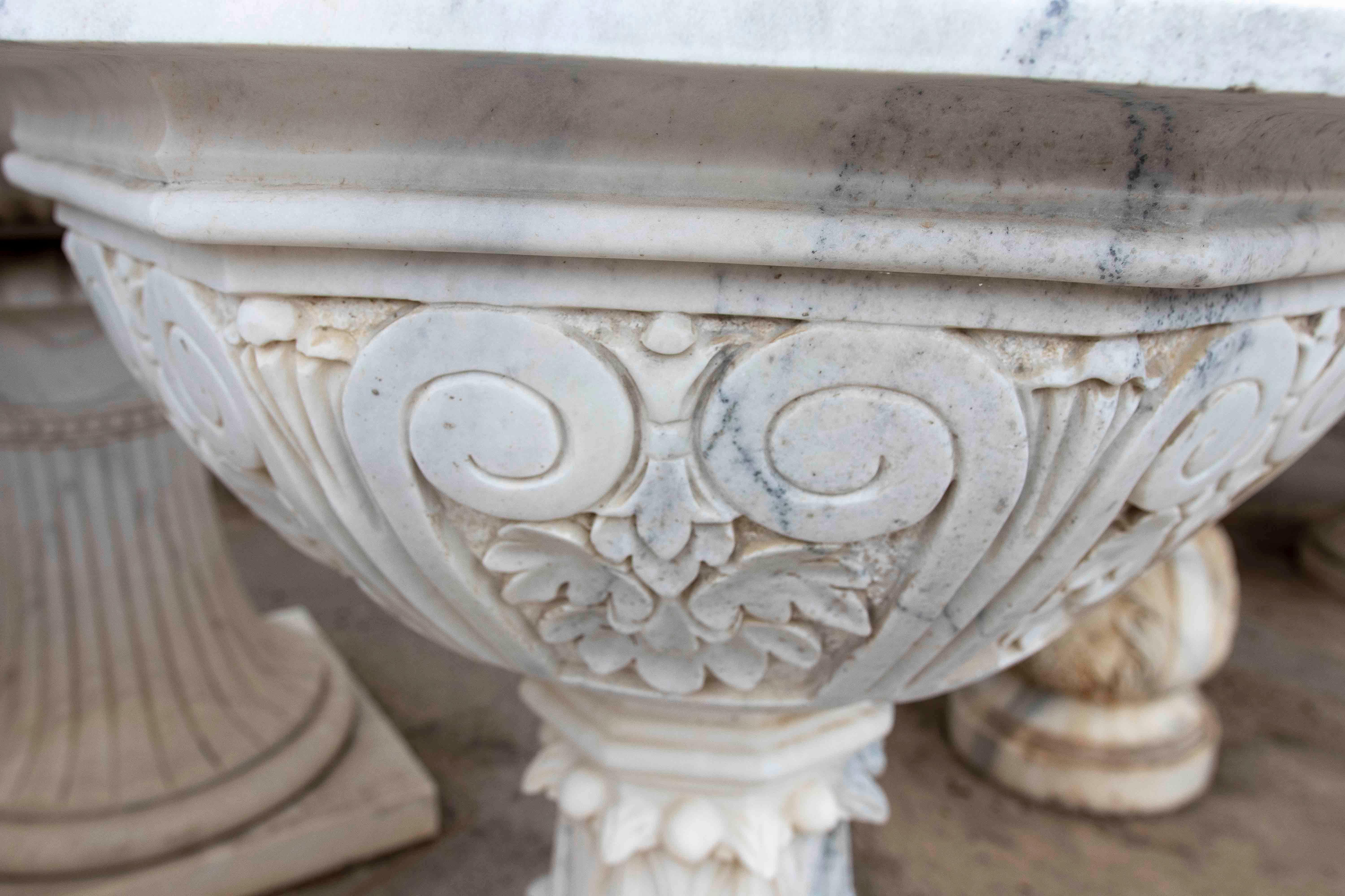 Paire de jardinières octogonales en marbre blanc sculpté de style classique en vente 8