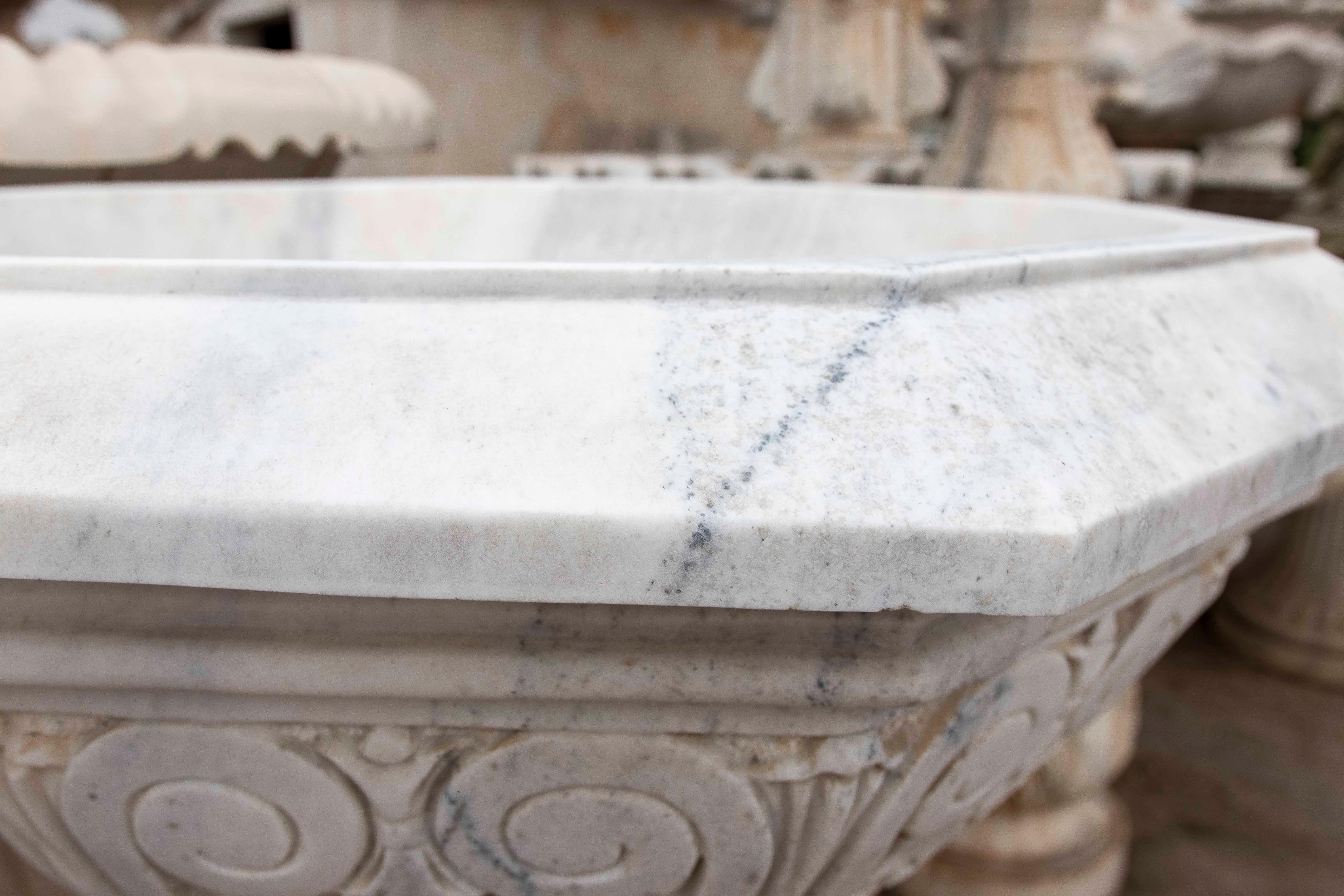 Paire de jardinières octogonales en marbre blanc sculpté de style classique en vente 9