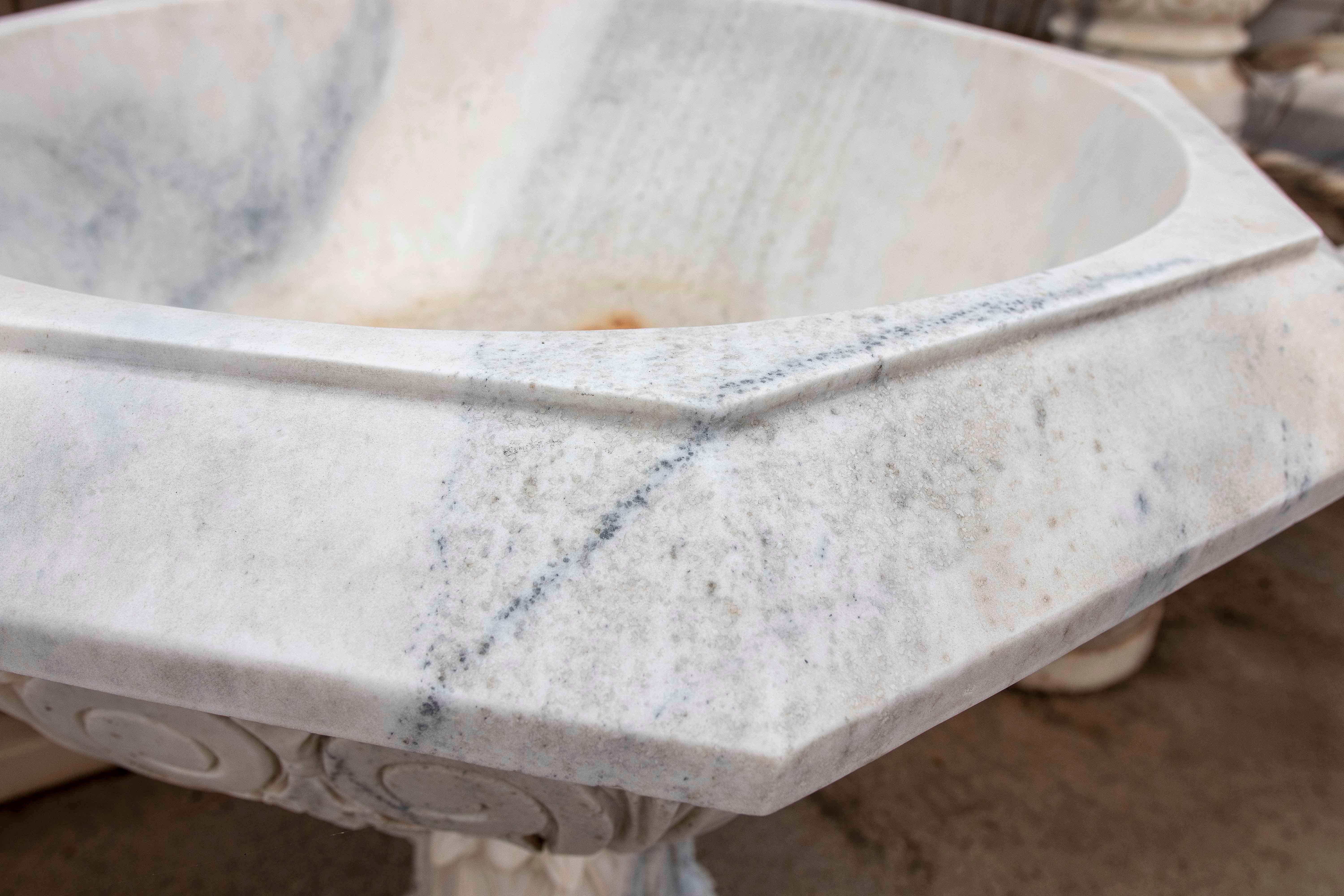 Paire de jardinières octogonales en marbre blanc sculpté de style classique en vente 10