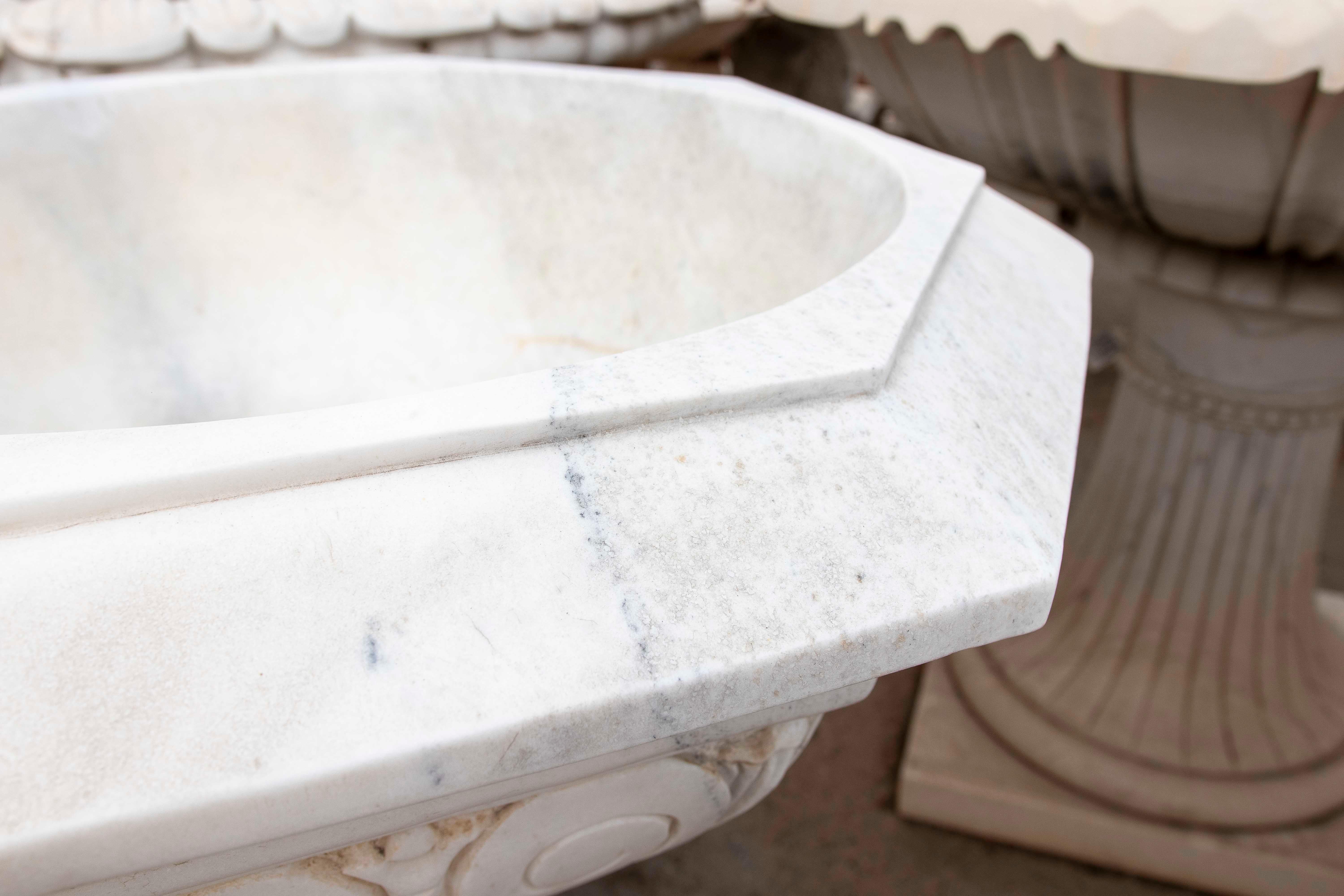 Paire de jardinières octogonales en marbre blanc sculpté de style classique en vente 11