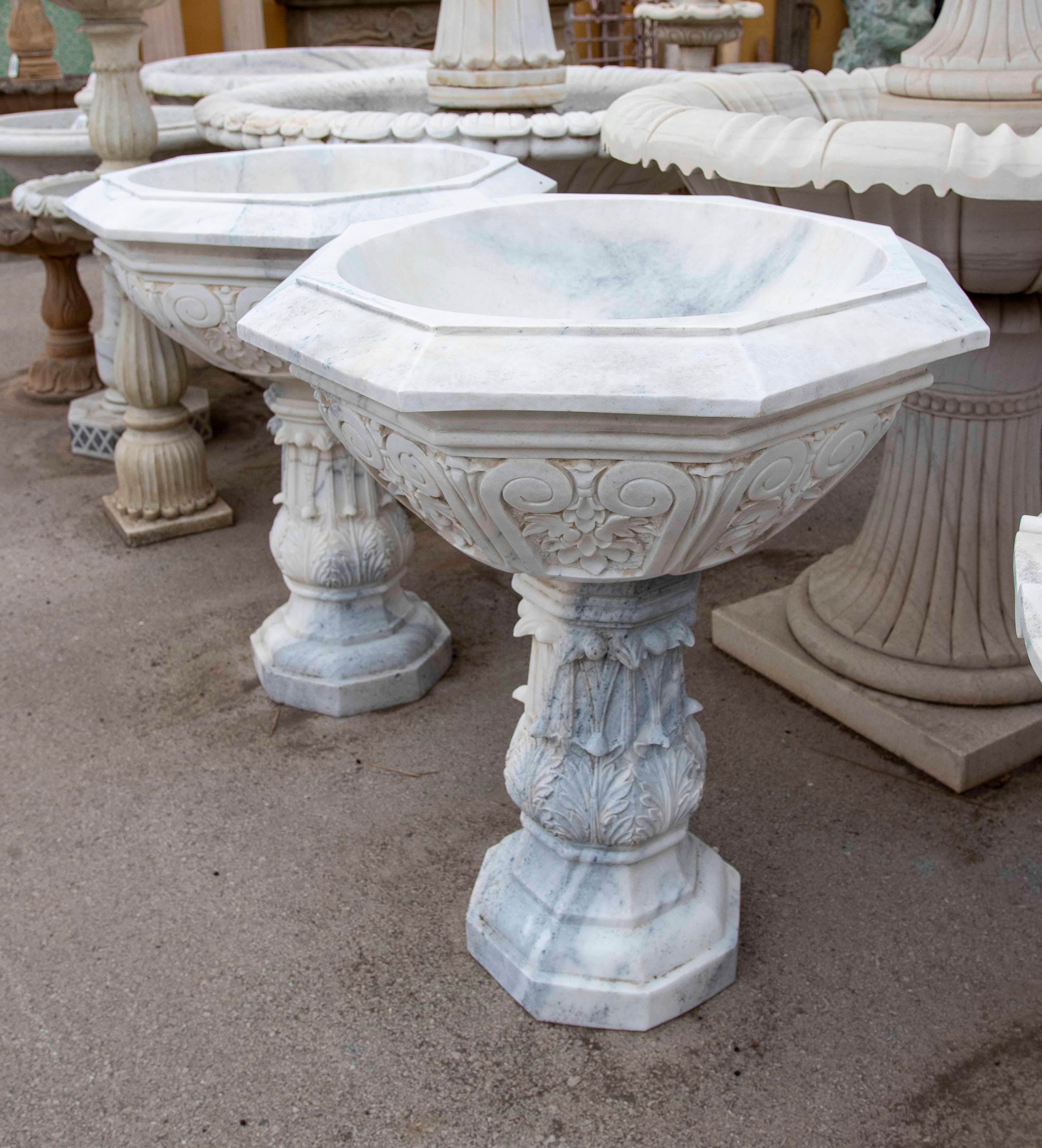 Paire de jardinières octogonales en marbre blanc sculpté de style classique en vente 12