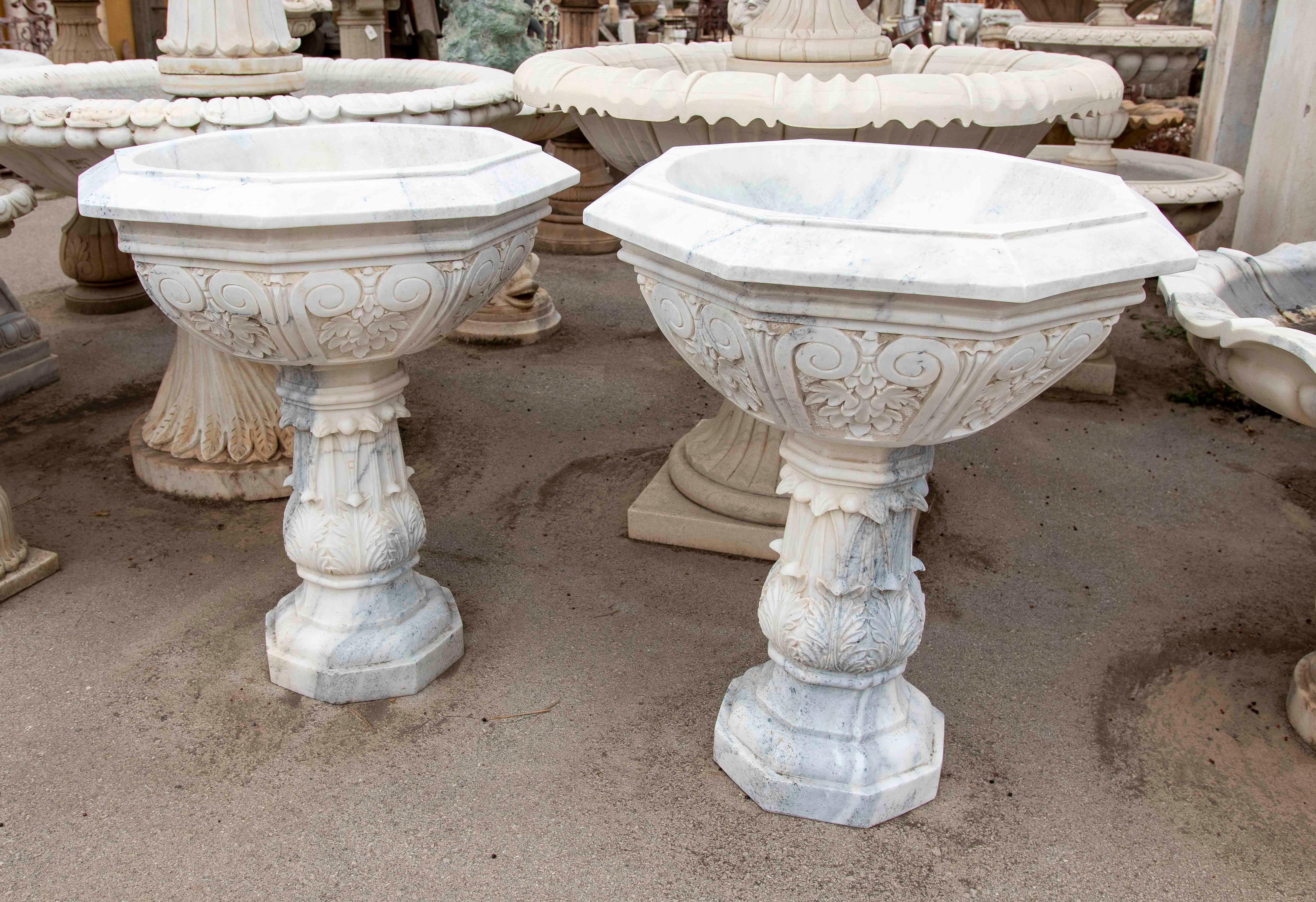 Européen Paire de jardinières octogonales en marbre blanc sculpté de style classique en vente