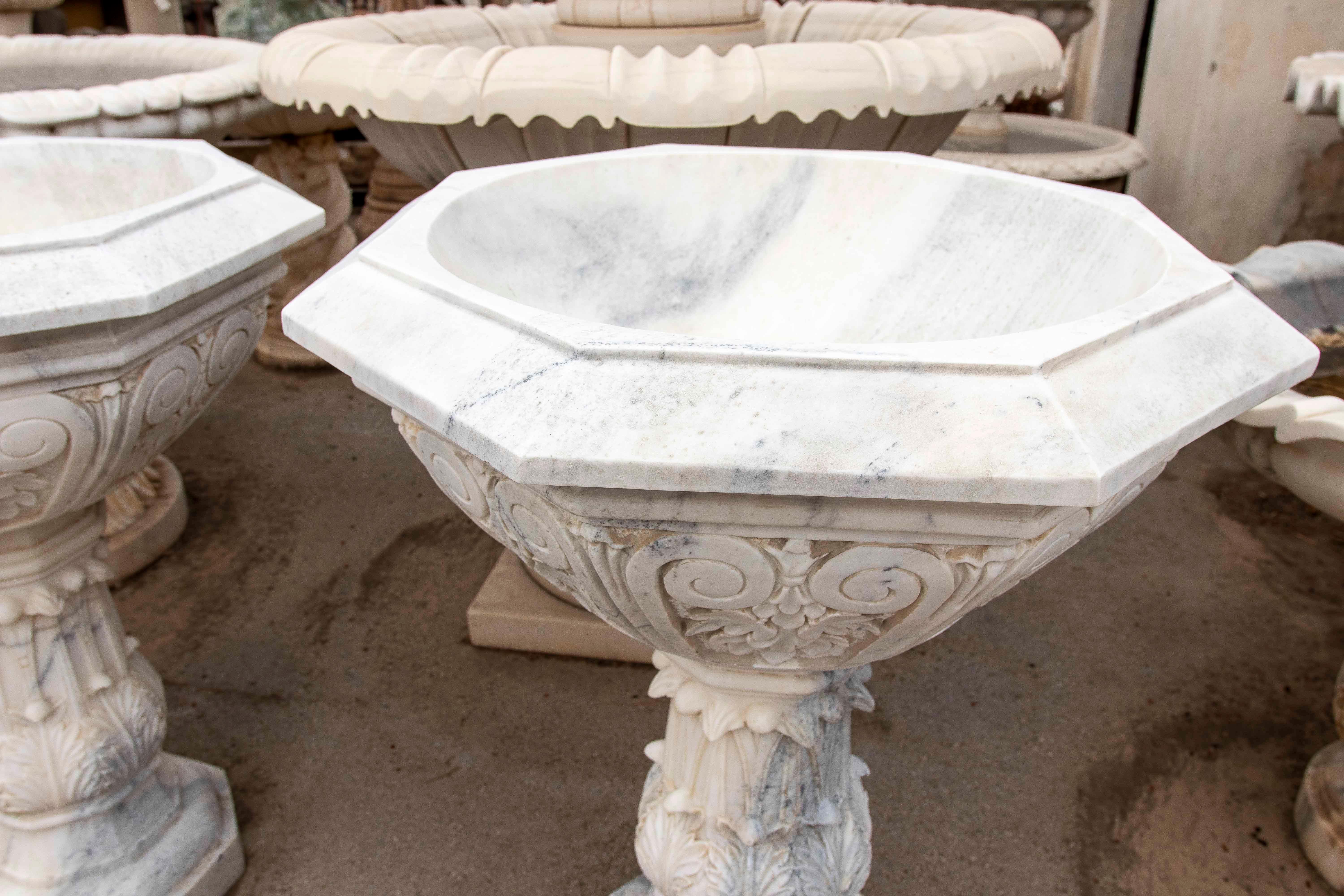 Sculpté à la main Paire de jardinières octogonales en marbre blanc sculpté de style classique en vente