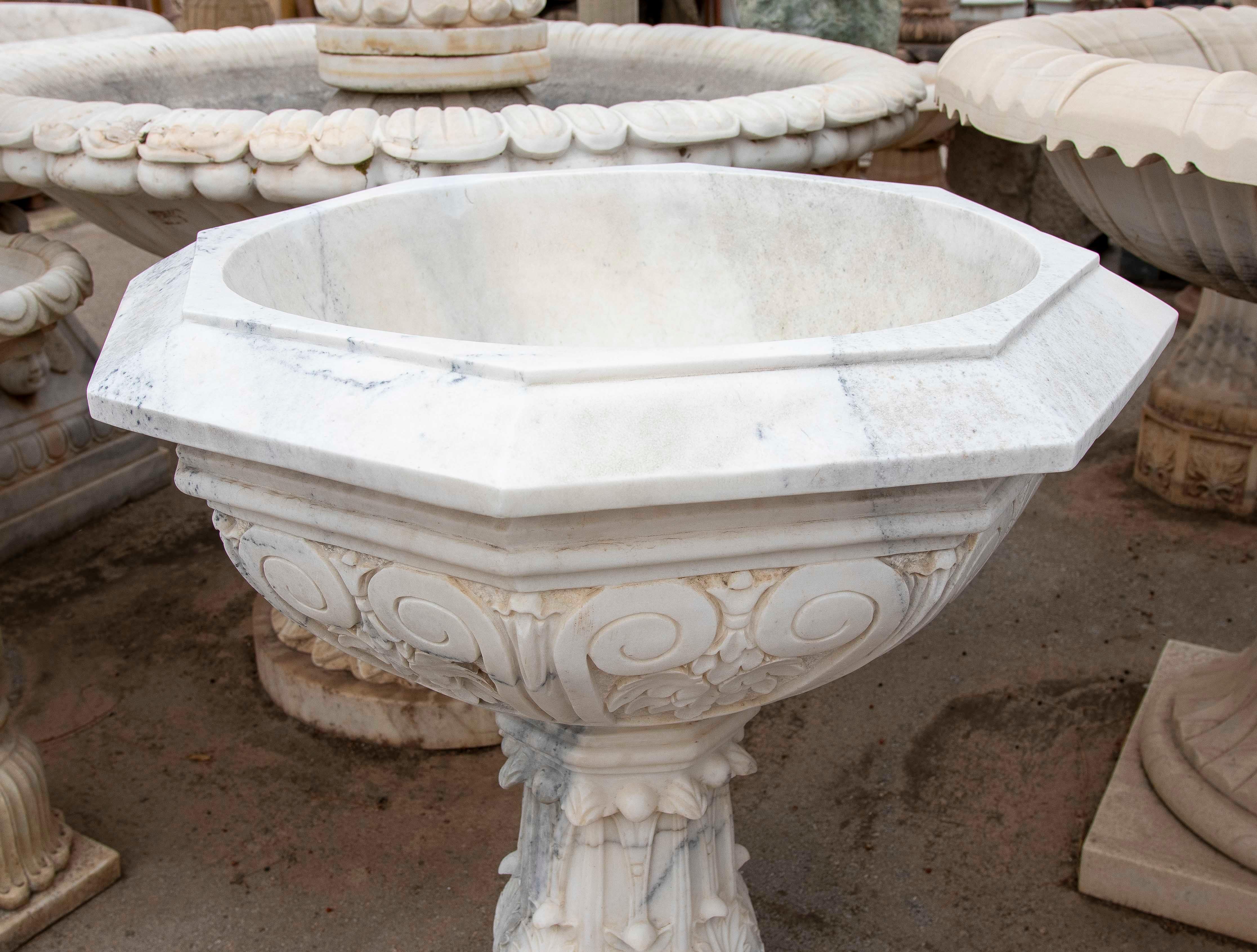 Paire de jardinières octogonales en marbre blanc sculpté de style classique Bon état - En vente à Marbella, ES