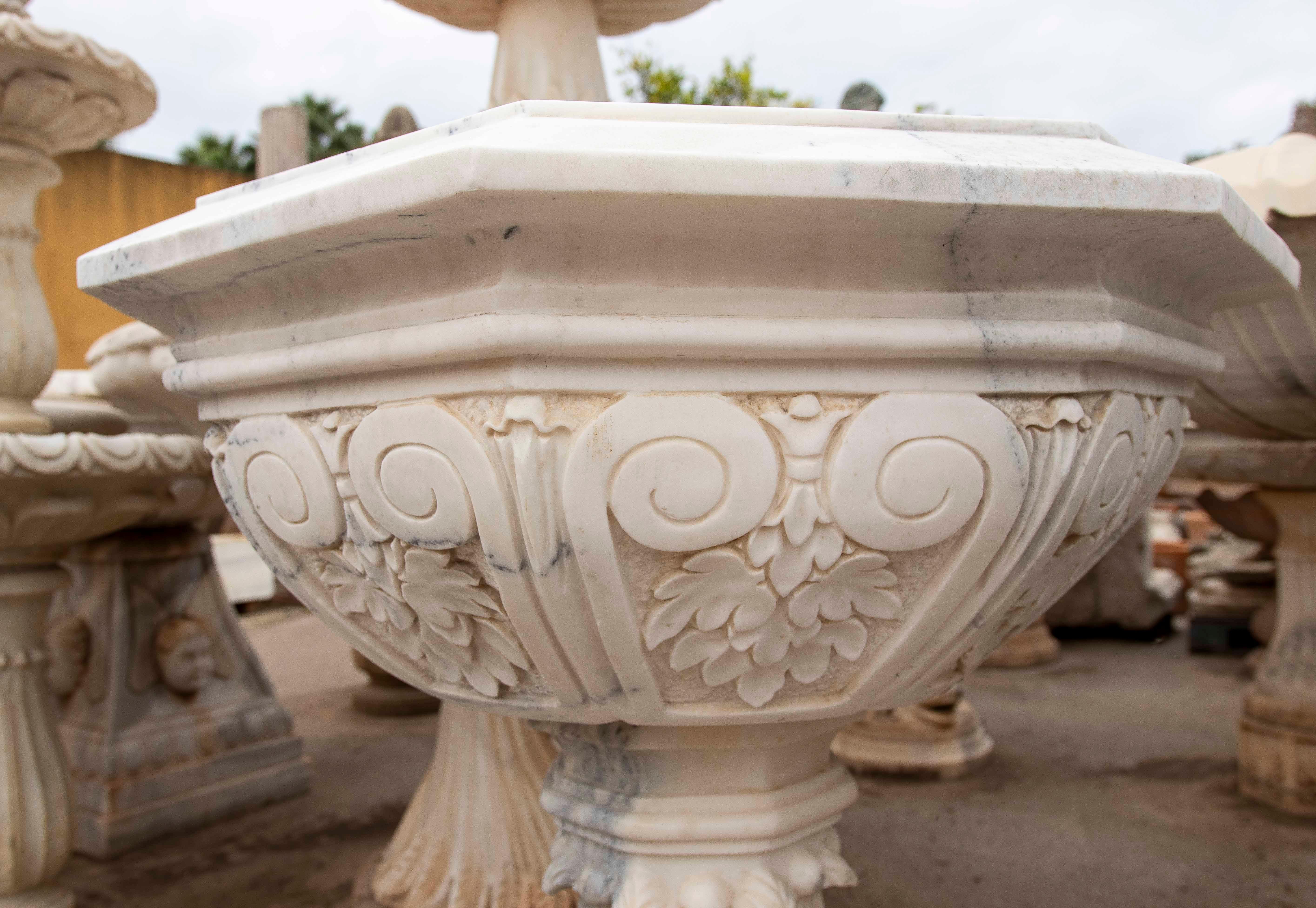 20ième siècle Paire de jardinières octogonales en marbre blanc sculpté de style classique en vente