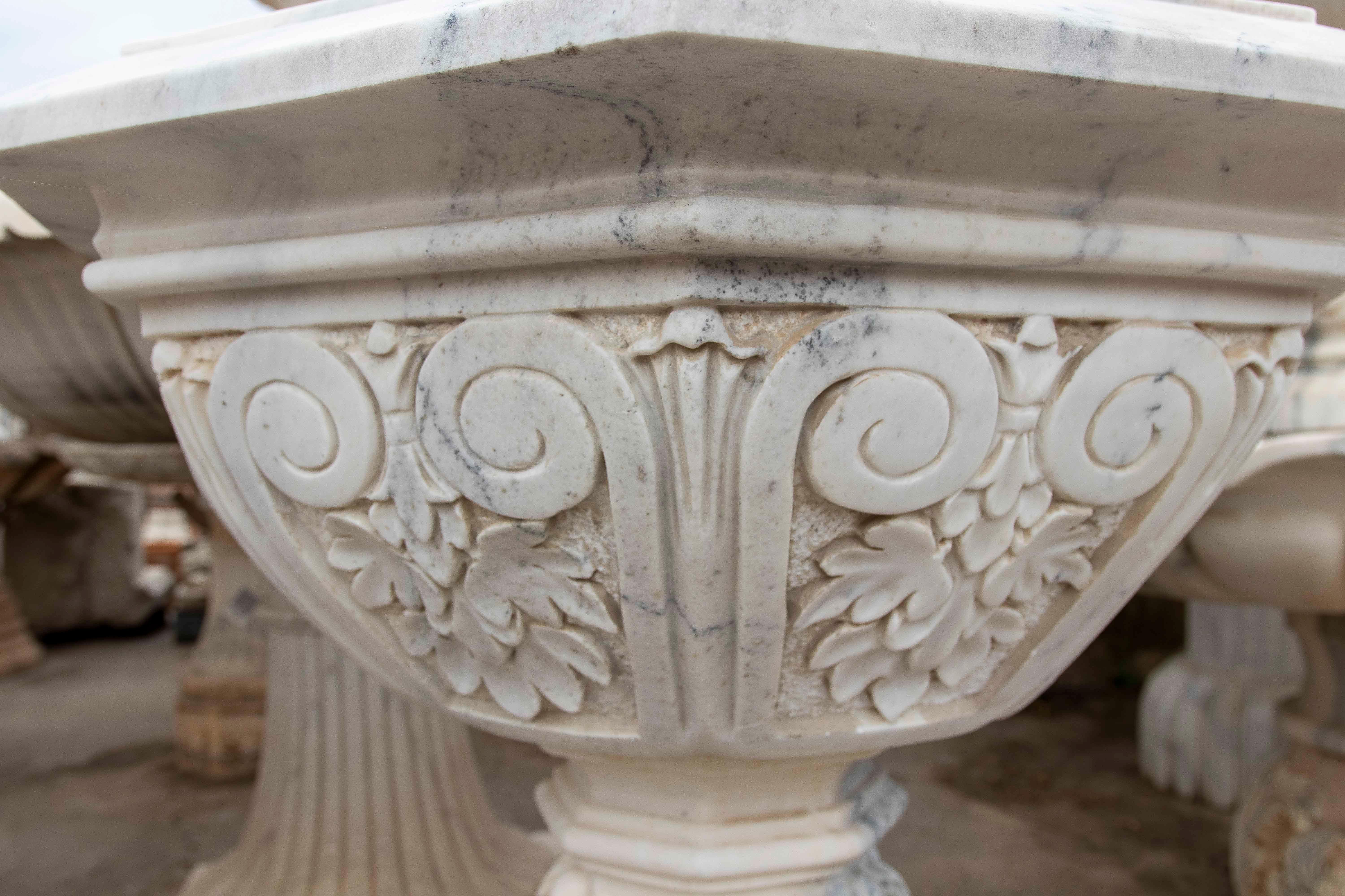 Marbre Paire de jardinières octogonales en marbre blanc sculpté de style classique en vente