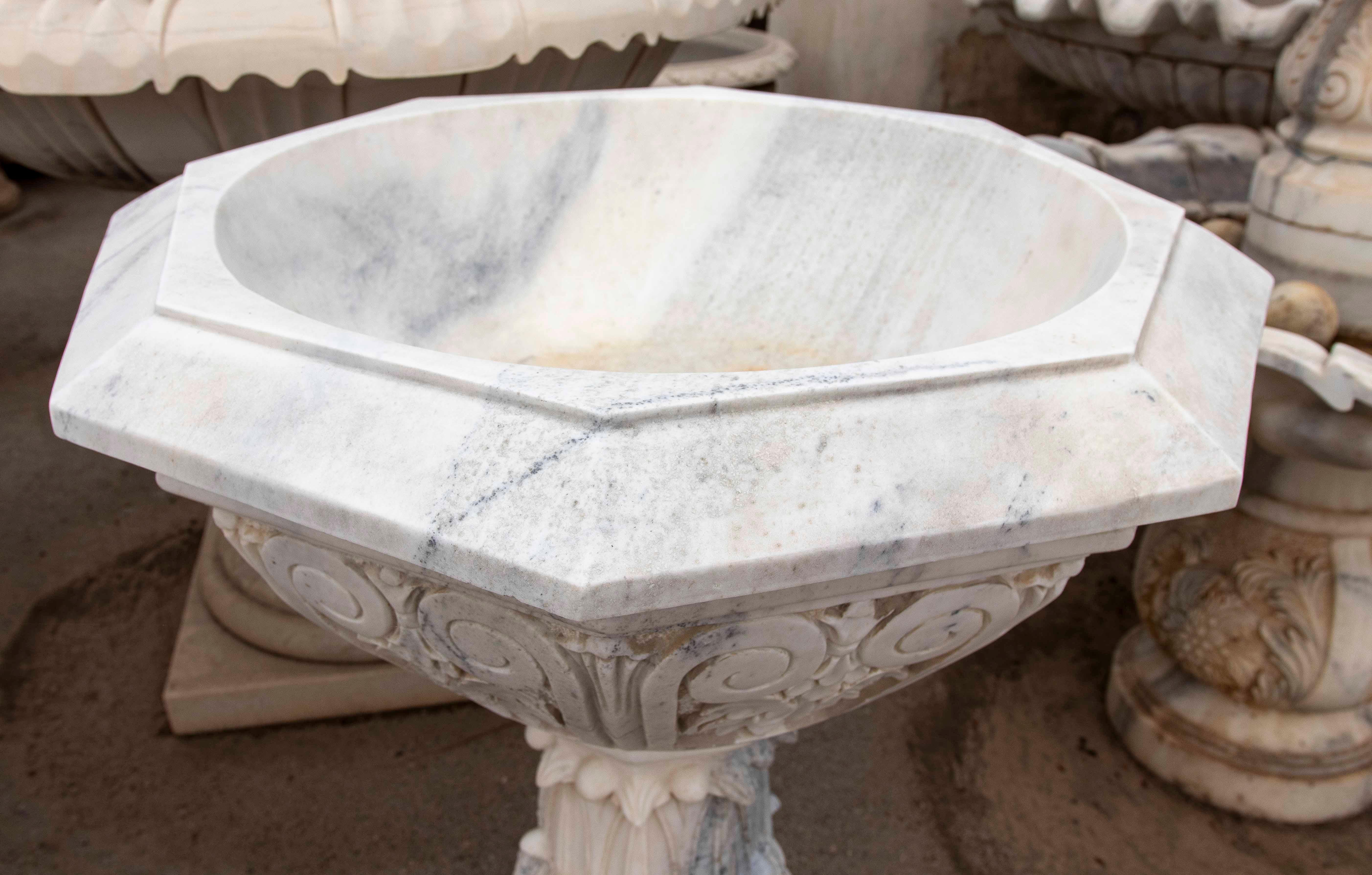 Paire de jardinières octogonales en marbre blanc sculpté de style classique en vente 1