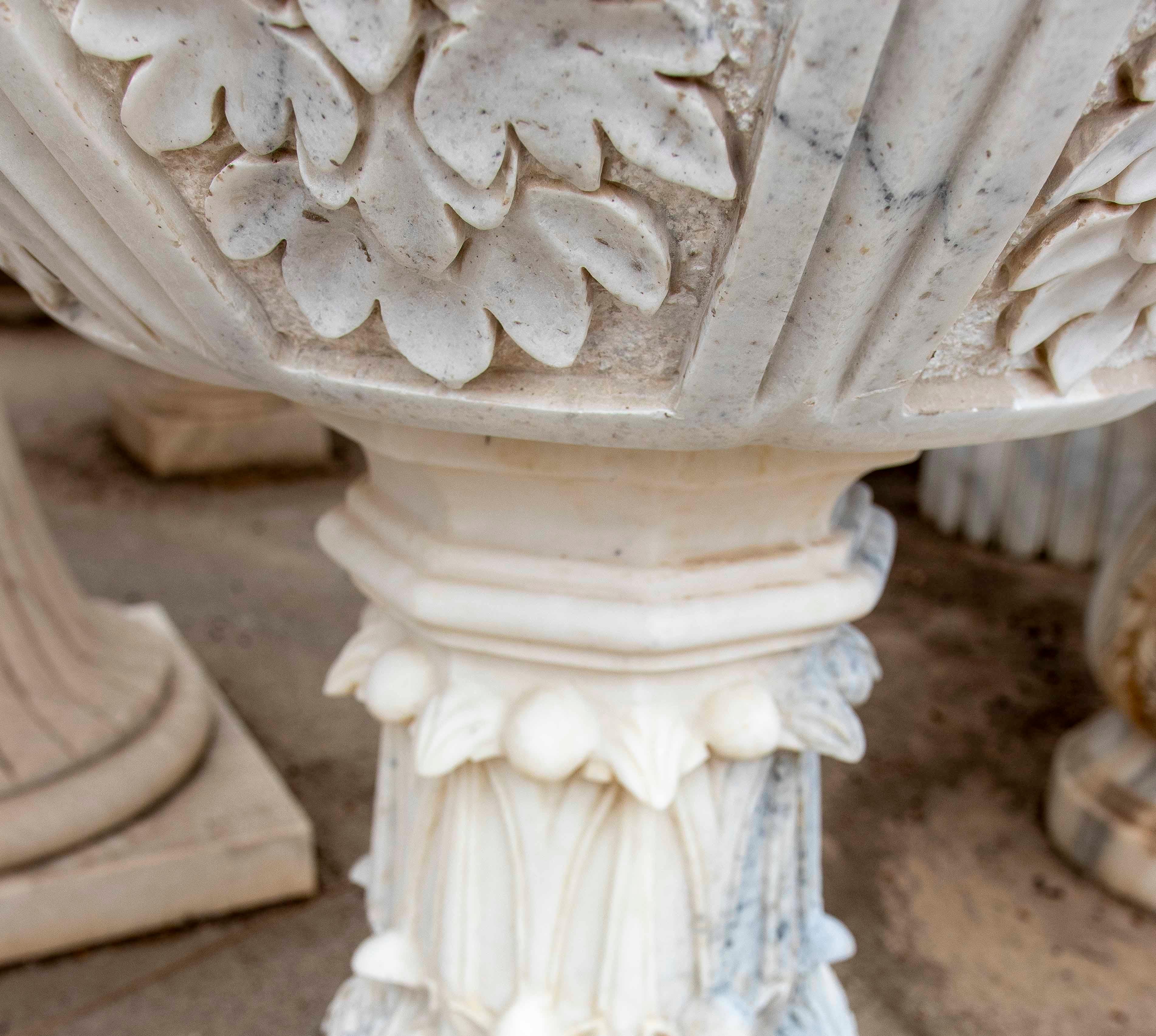 Paire de jardinières octogonales en marbre blanc sculpté de style classique en vente 2