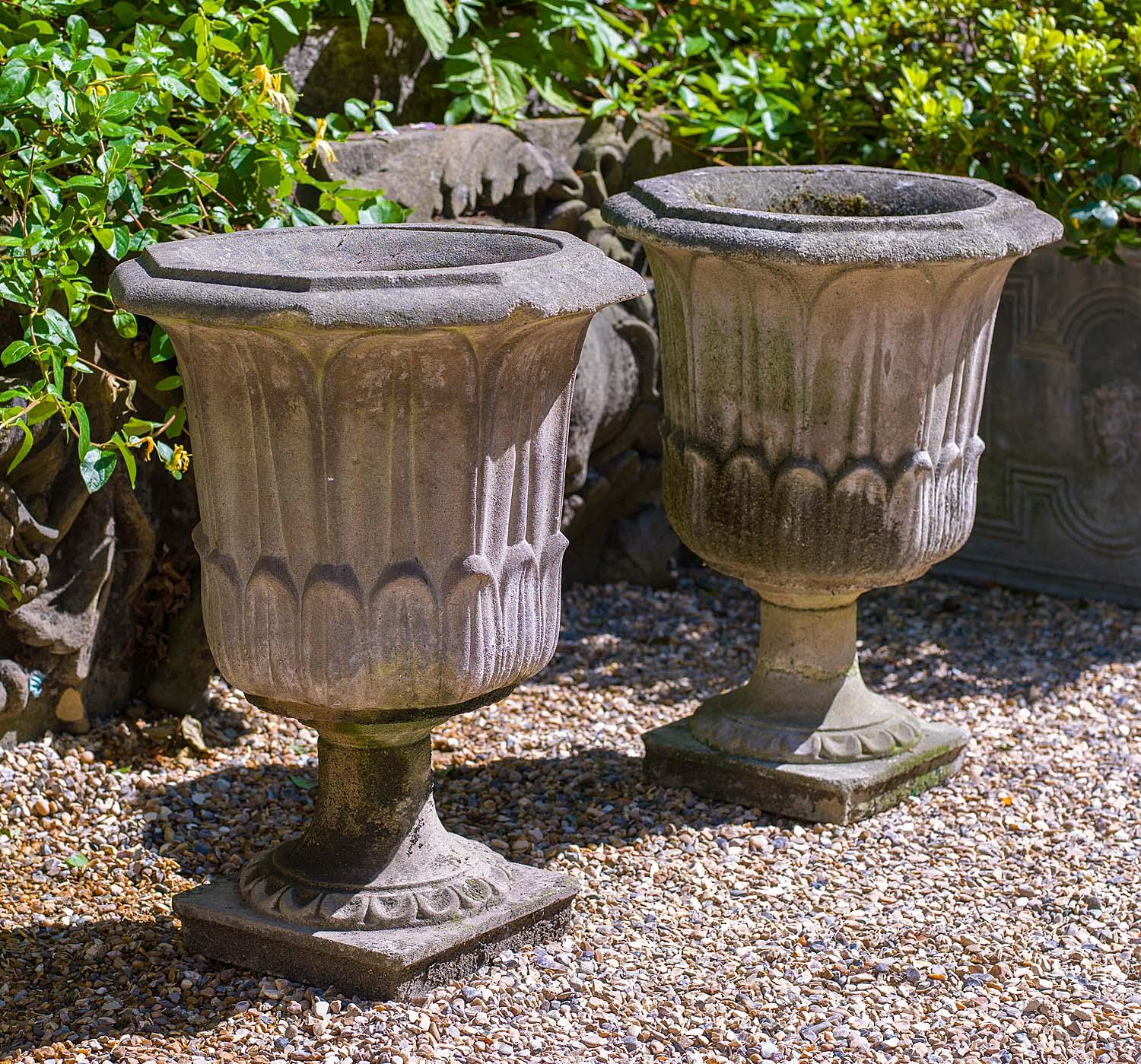 Pair of Octagonal Reconstituted Stone Urns In Good Condition For Sale In London, GB
