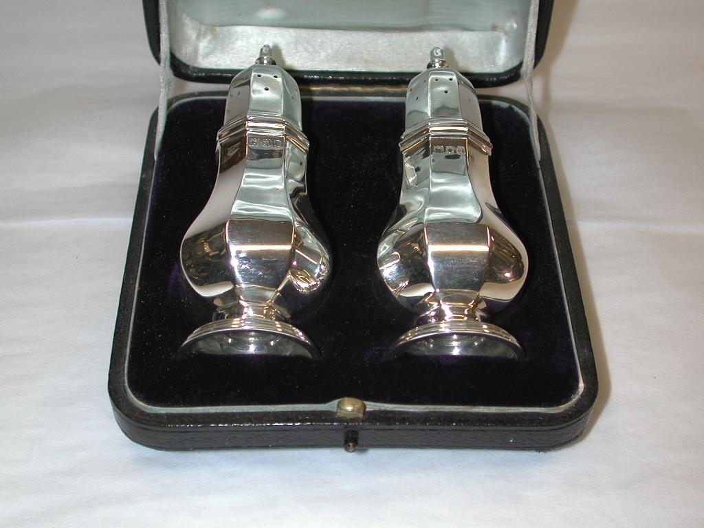 Pair of octagonal silver peppers in leather box, Thomas Bradbury & Sons, 1908.
Made by Thomas Bradbury and Sons
Assayed in London.
Retailed by Mallet of Bath.